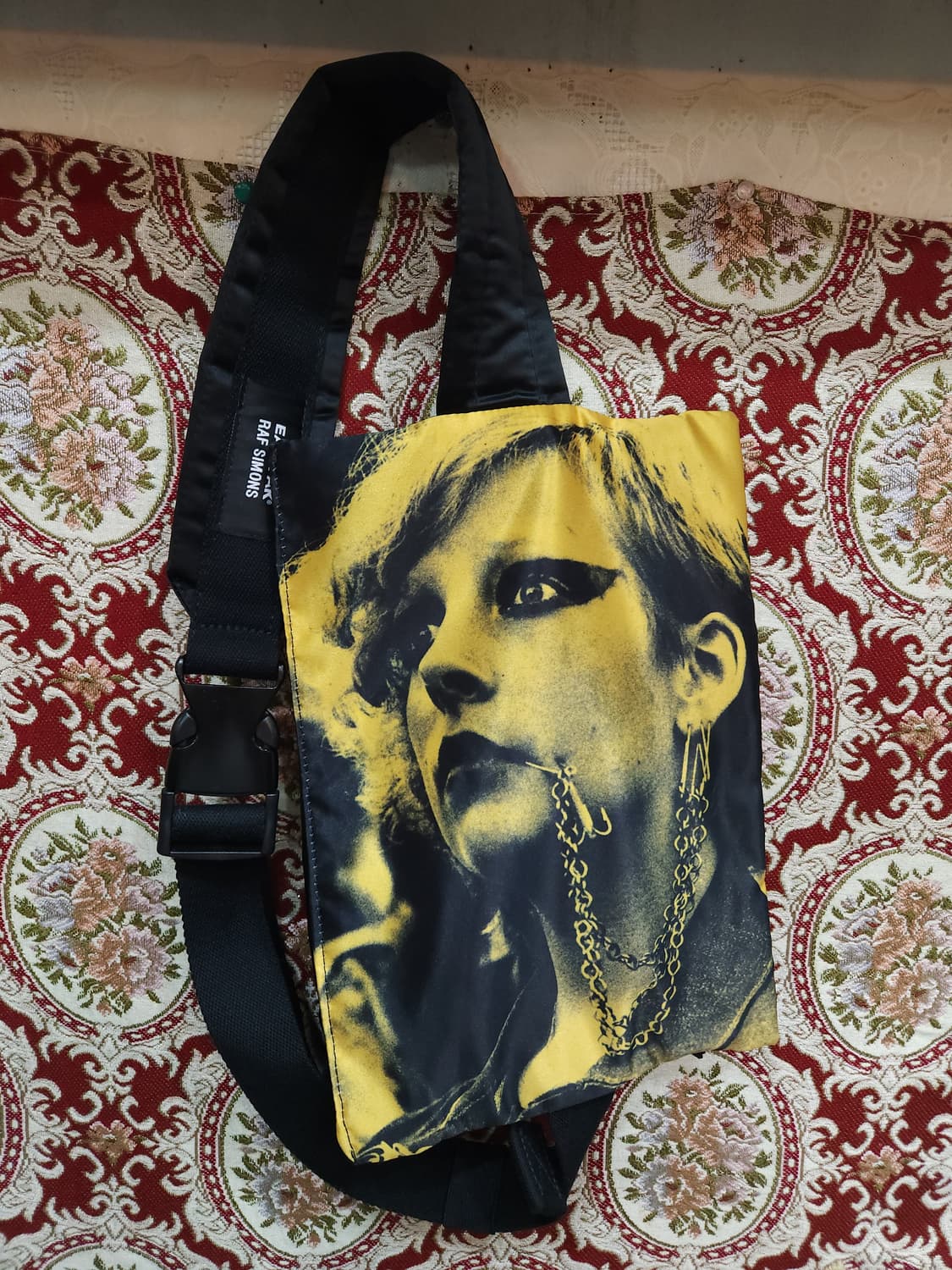 이스트팩 x 라프시몬스 포스터 크로스 바디 숄더백
​ 상품이미지2