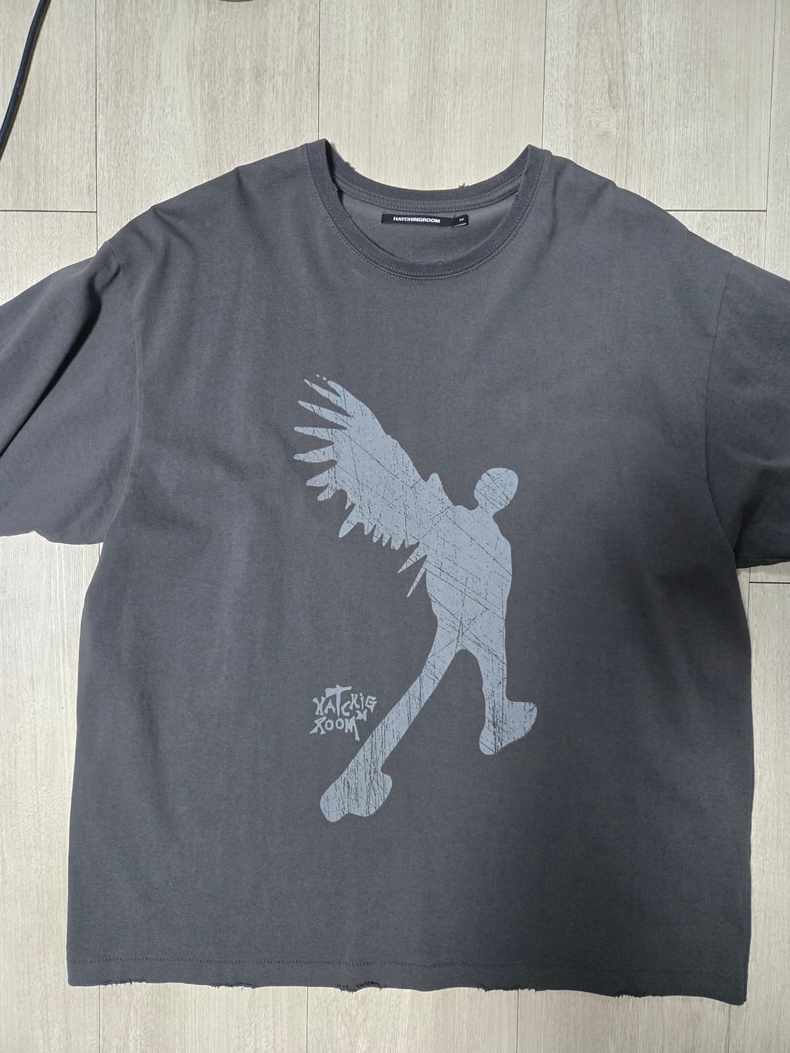 해칭룸 Broken Angel Tee Charcoal 상품이미지2