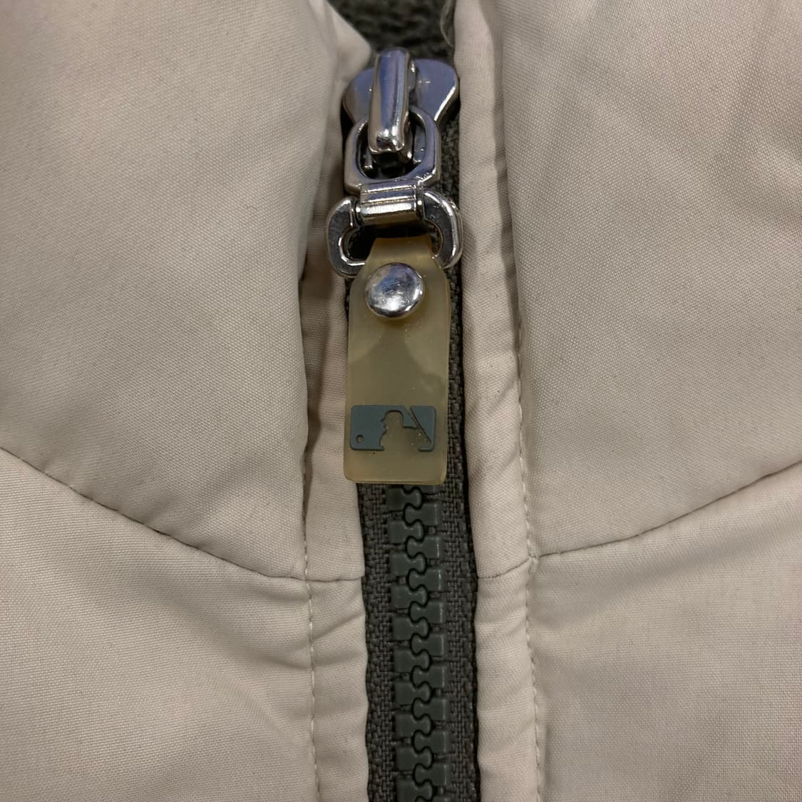 WWS 베이지 컬러 오클랜드 애슬레틱스 로고 푸퍼 패딩 상품이미지3