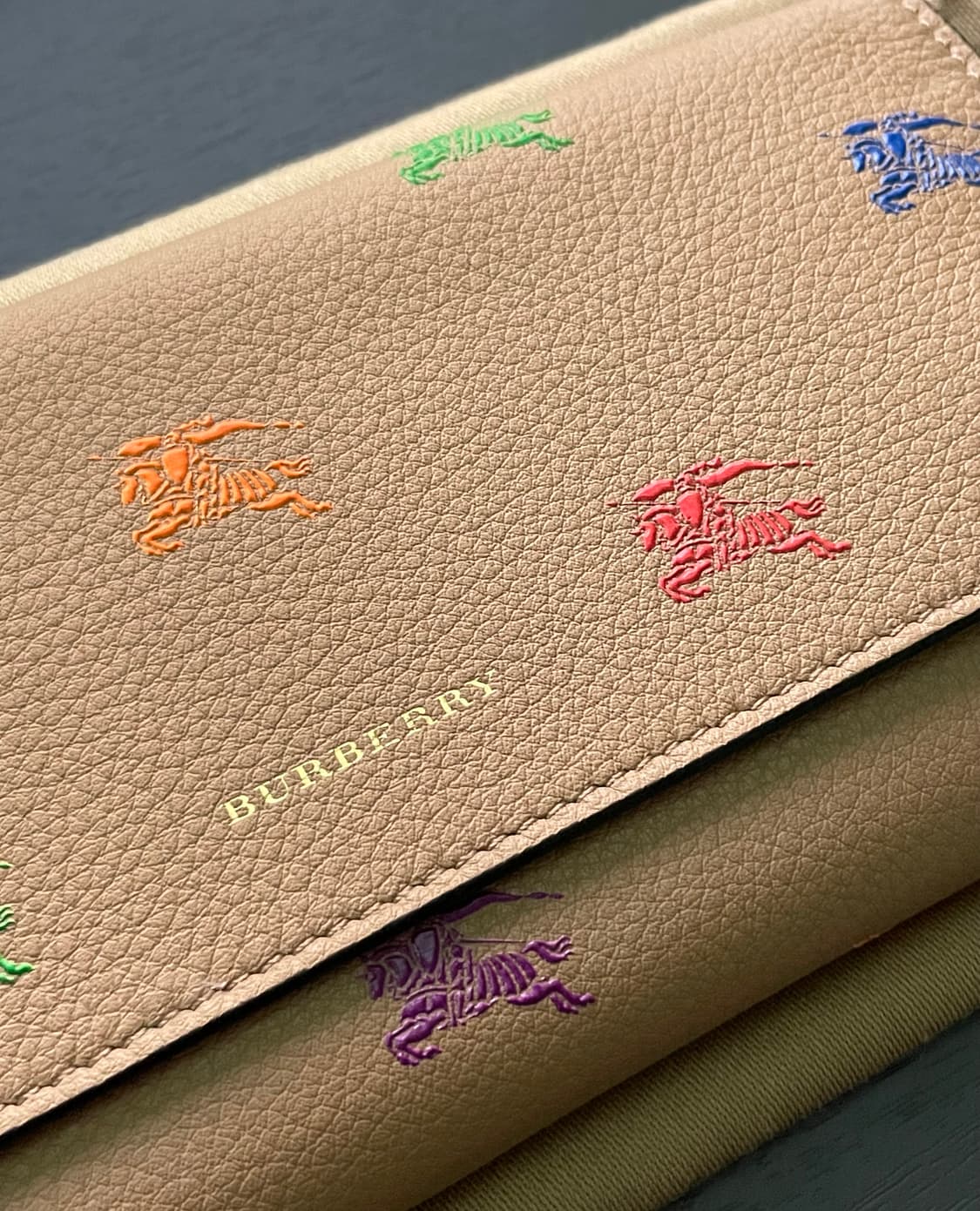 [새상품, 풀구성] 버버리 레더 기사 지갑 장지갑 Hollee EKD 상품이미지3