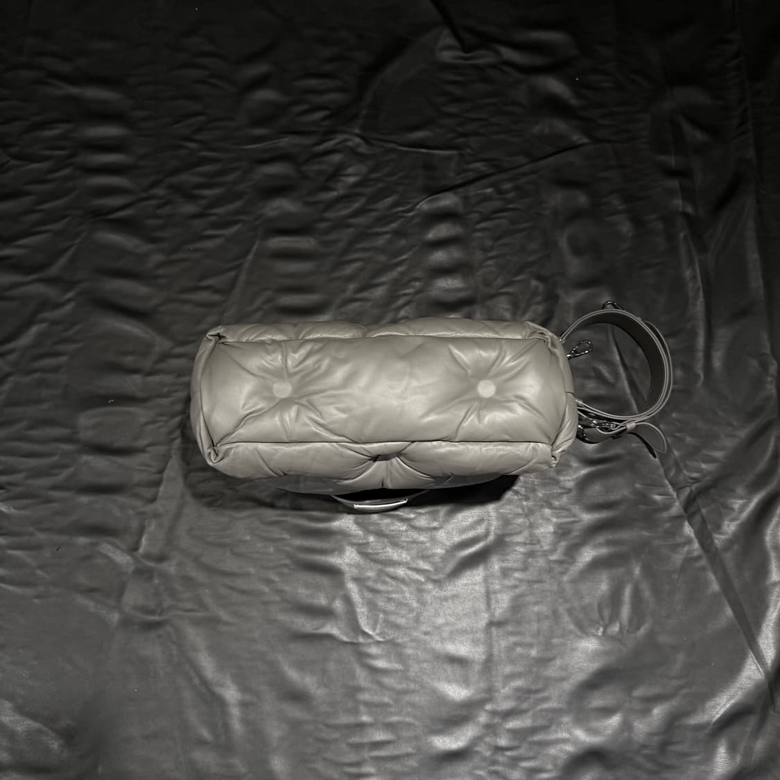 메종 마르지엘라 글램 슬램 미디움 레더 숄더백 그레이 상품이미지5