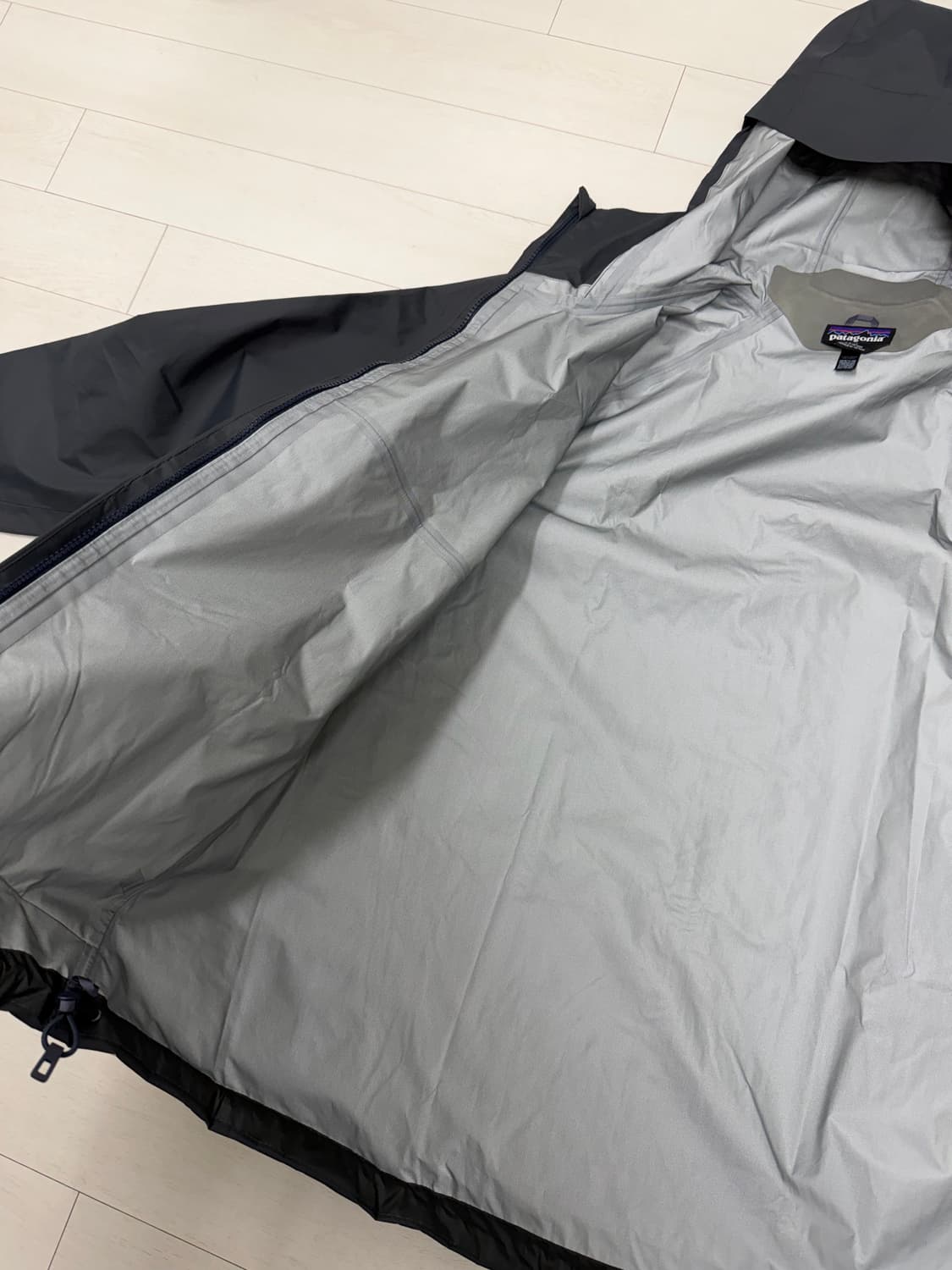 파타고니아 토렌쉘 L 사이즈  상태 9.8/10  최신 큐알 버전 사진찍 상품이미지5