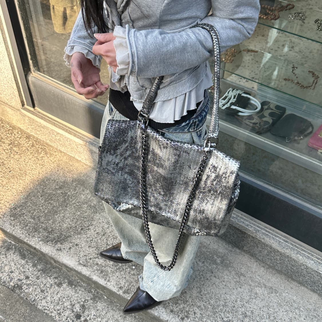 00s 메탈릭 실버 퍼포레이티드 레더 슬라우치 가죽 백 상품이미지7