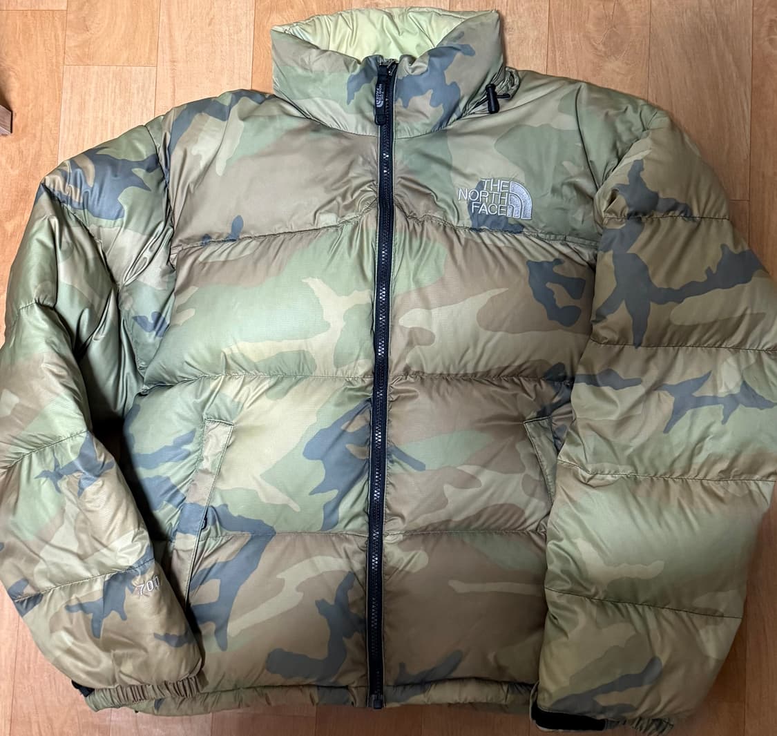 노스페이스 카모 센터로고 눕시 700 패딩 상품이미지1