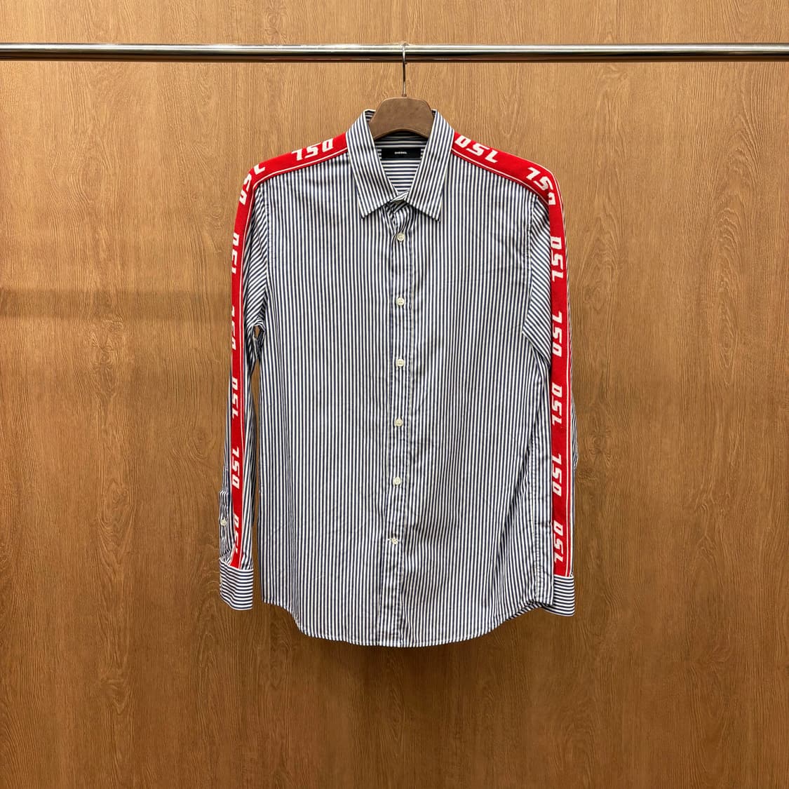 디젤 코튼 긴팔 셔츠 스트라이프 패턴 레드 로고 테이프 자수 디테일 블루 상품이미지2