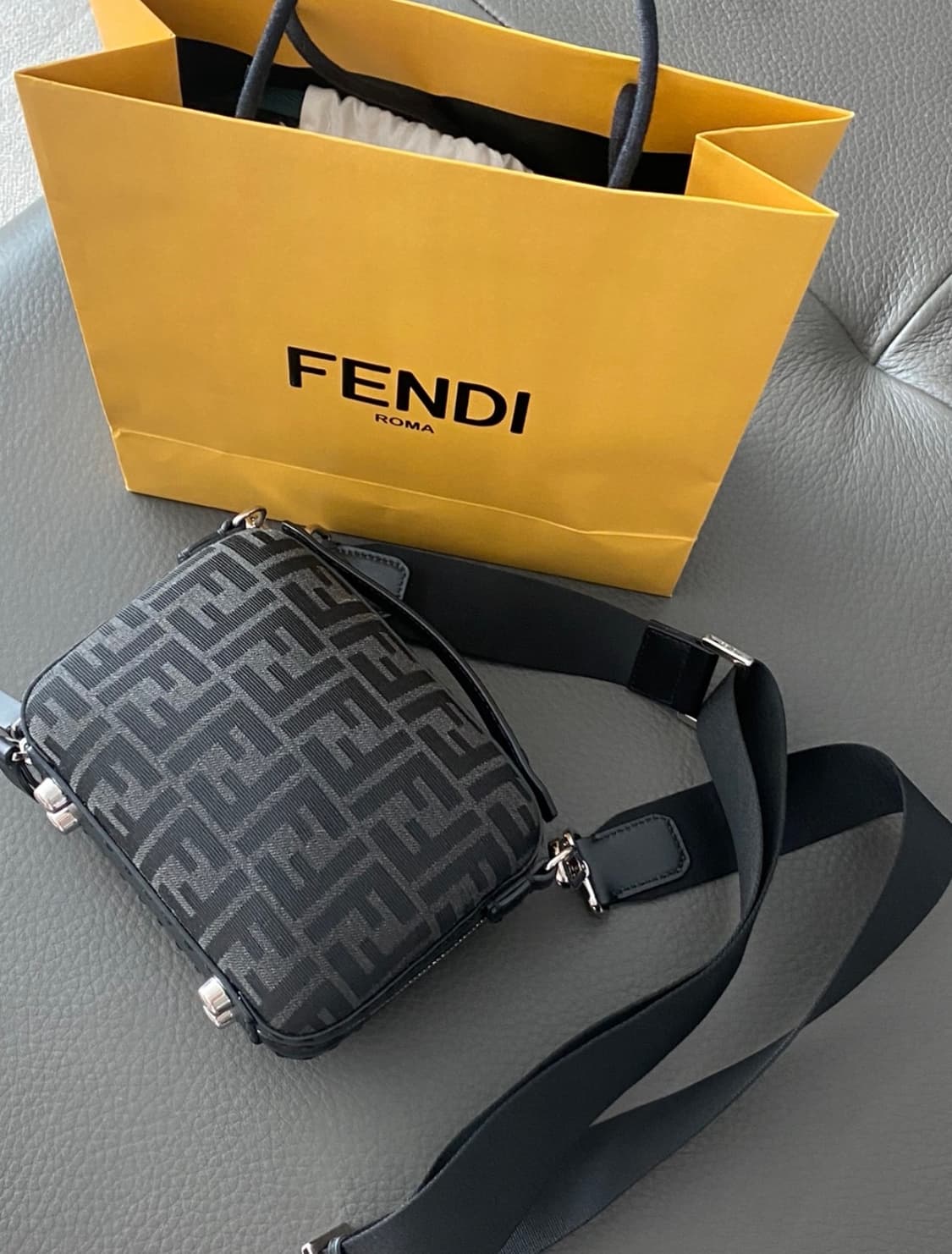 펜디 숄더 남성크로스백 상품이미지1