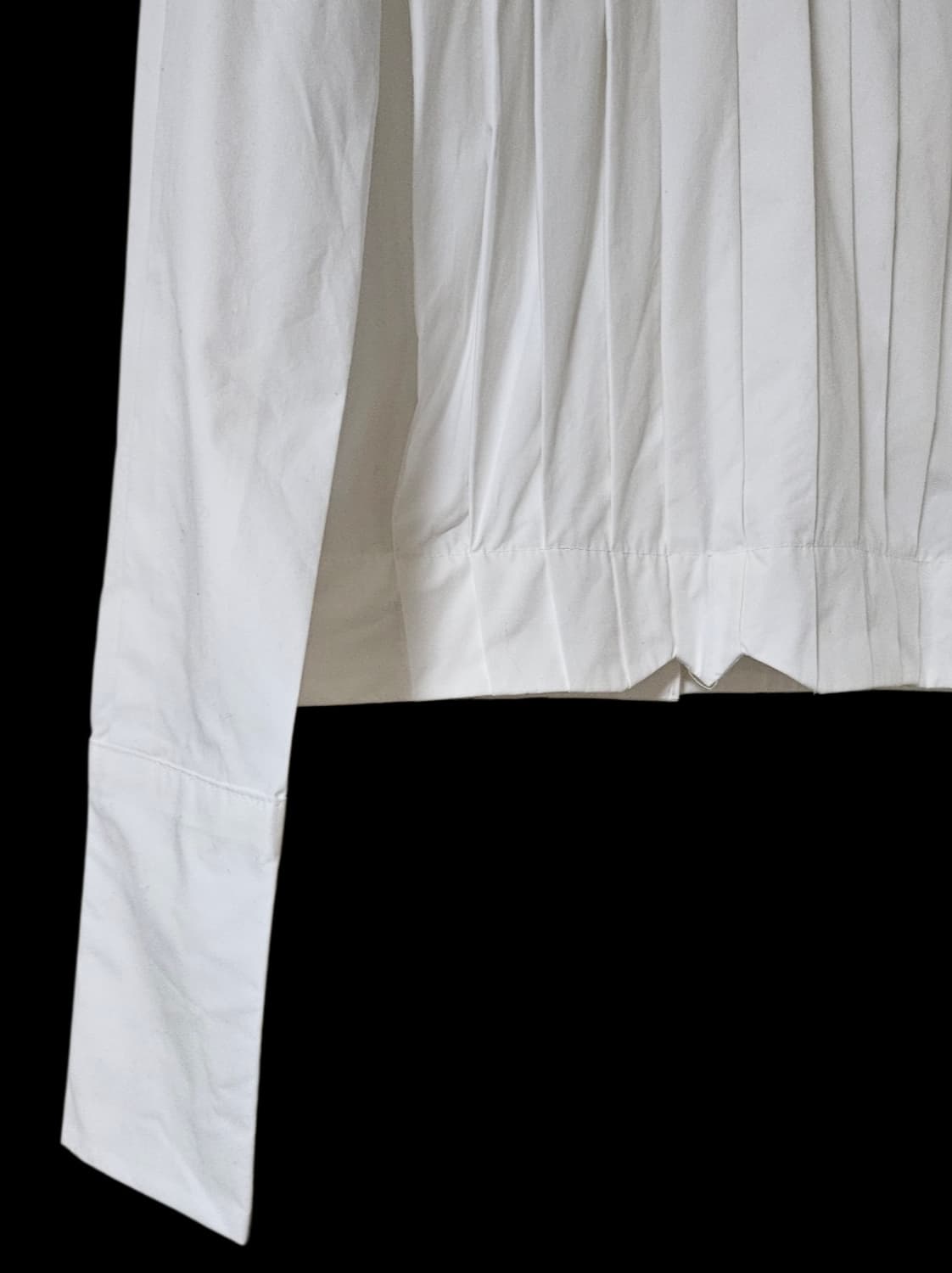 핀턱 디테일 화이트 셔츠 / 미착용 / 소매 진주버튼 / 후면여밈 상품이미지4