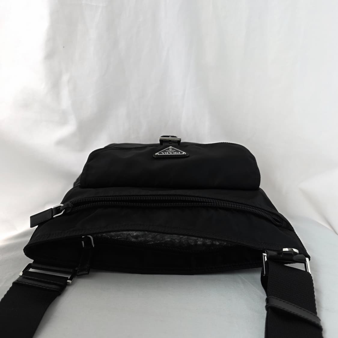 [정품 PRADA] 프라다 폴딩 투지퍼 포코노 나일론 크로스백 남녀공용 상품이미지7