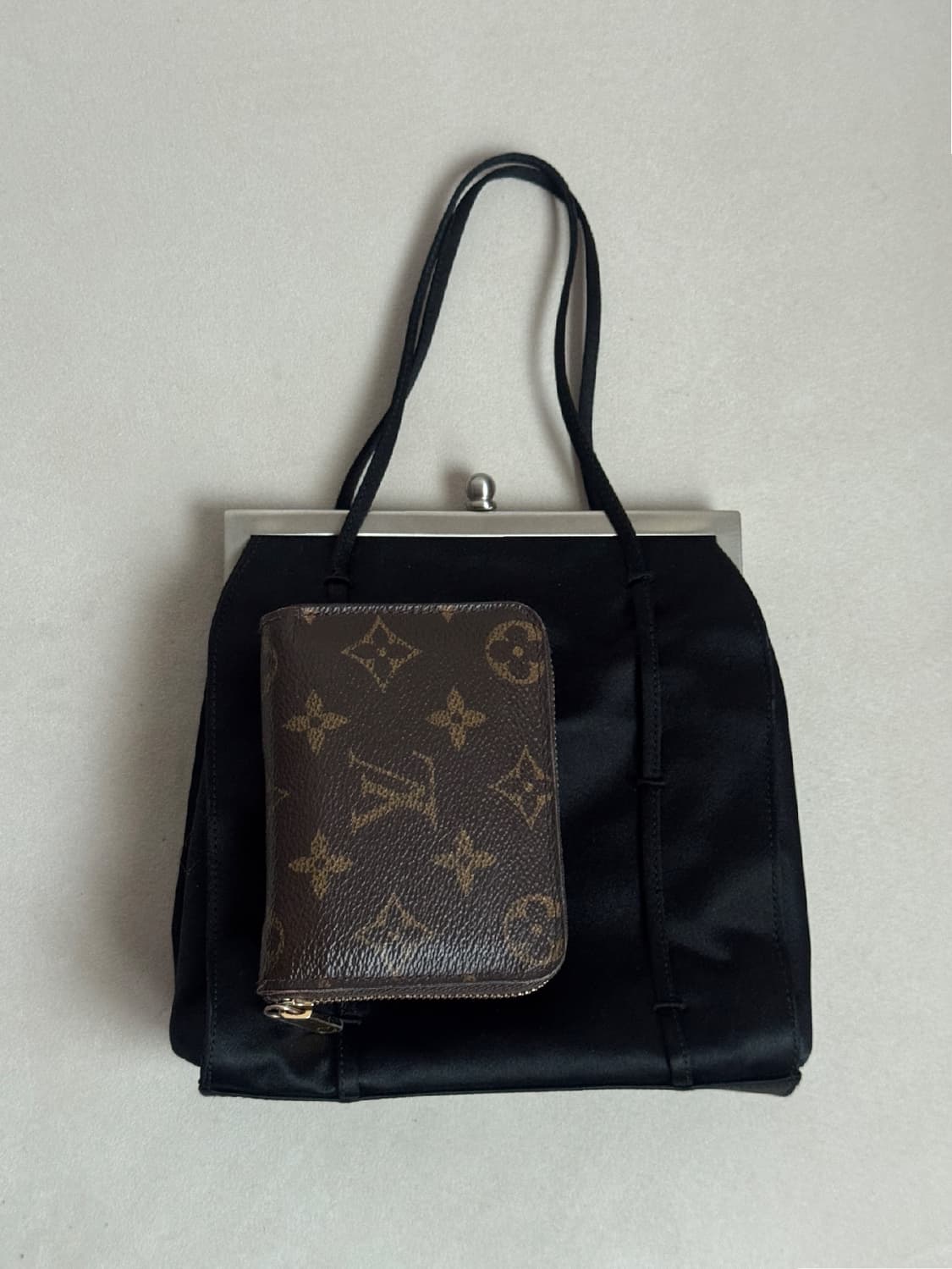 프라다 새틴 빈티지 미니백 블랙 상품이미지4