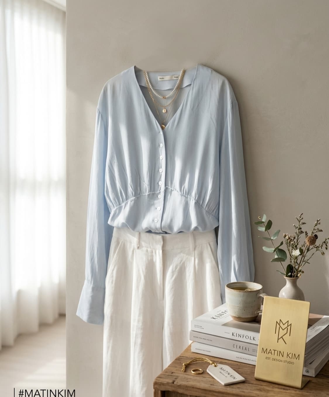 [Matin Kim] 마틴킴 페미닌 셔링 브이넥 블라우스 (스카이블루) 상품이미지6