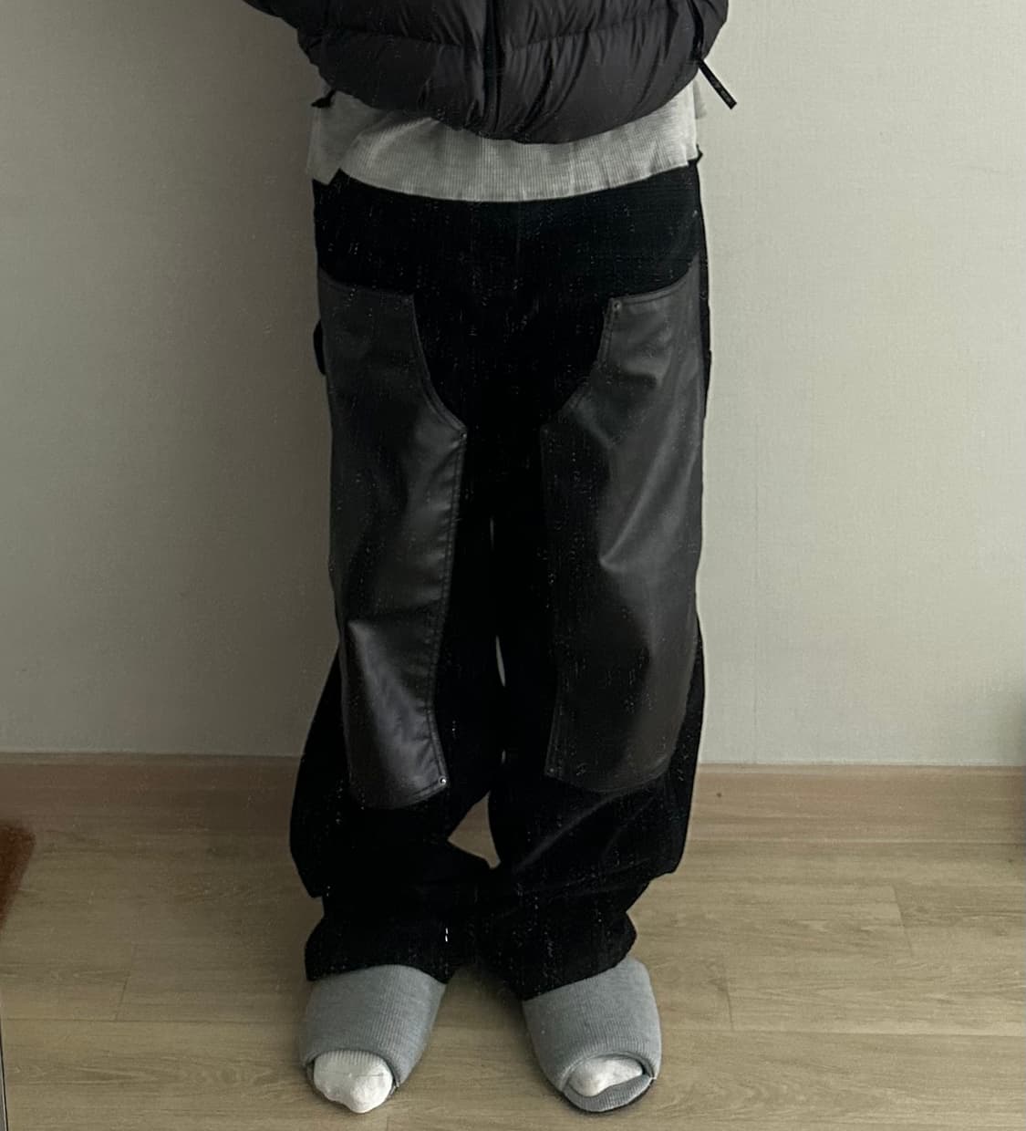 (2)emostanceclub 벨벳 레더 패널 와이드 카펜터 팬츠 상품이미지4