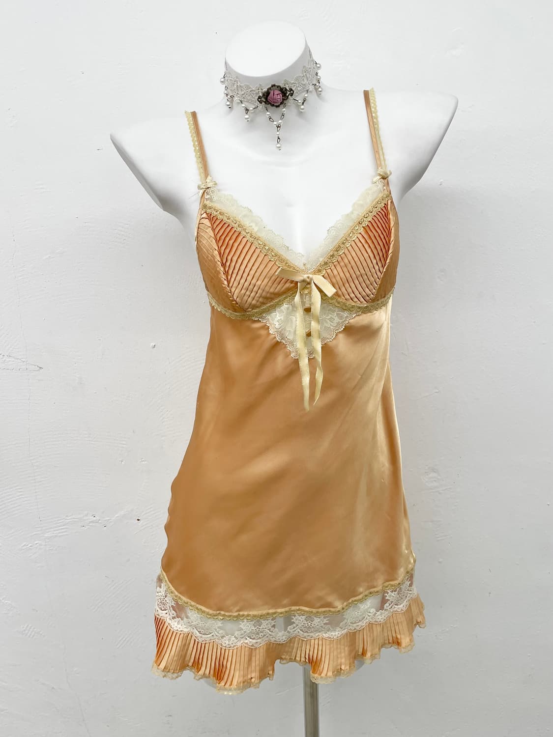 에블린 브리저튼 버튼 새틴 슬립 상품이미지1