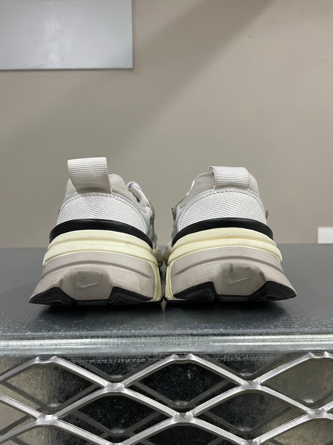 나이키 V2K 런 서밋 화이트 메탈릭 실버 235 상품이미지3