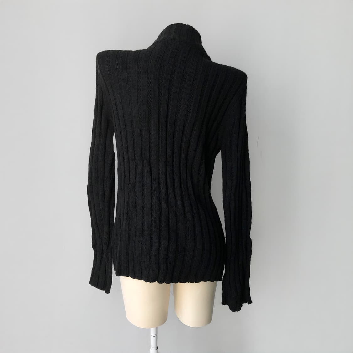 블랙 하이넥 버튼 디테일 니트 짚업 상품이미지2