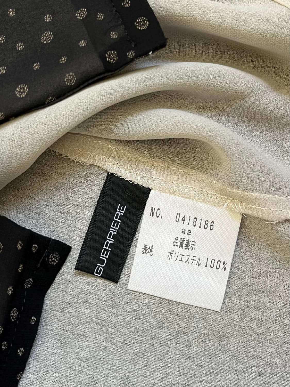 LA FEMME GUERRIERE 셔링 도트 블라우스 상품이미지10