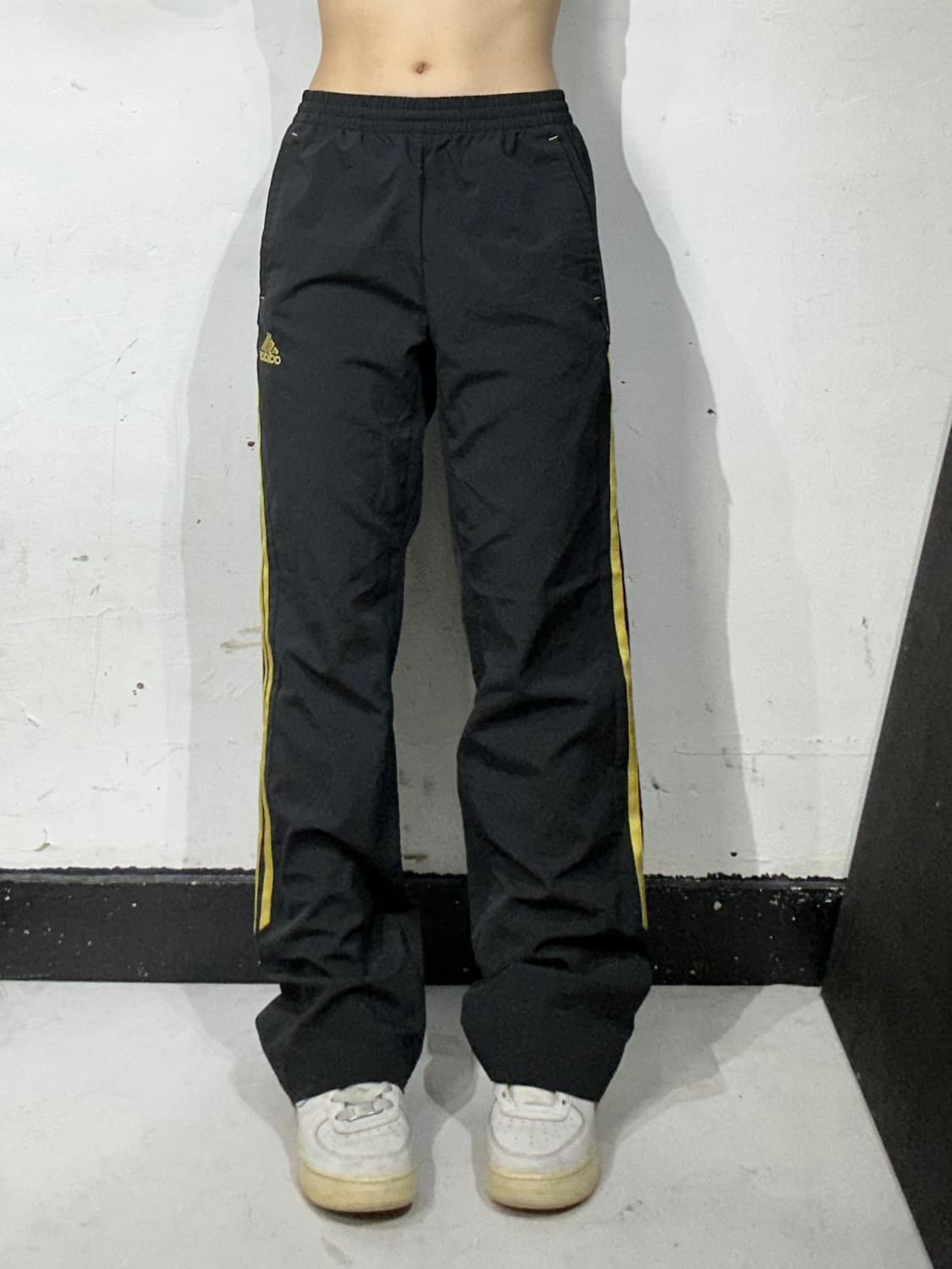 아디다스 블랙 골드 삼선 와이드 추리닝 트레이닝 팬츠 M  상품이미지2