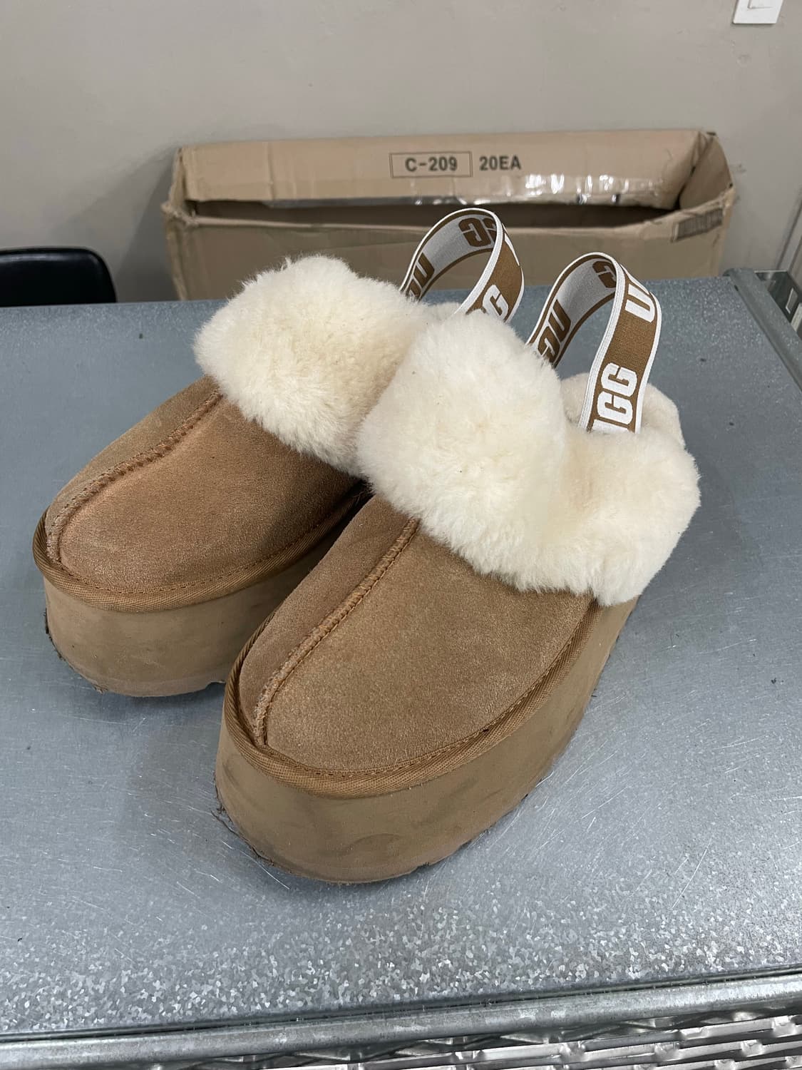 어그 펀케트 슬라이드 체스트넛 240 상품이미지2