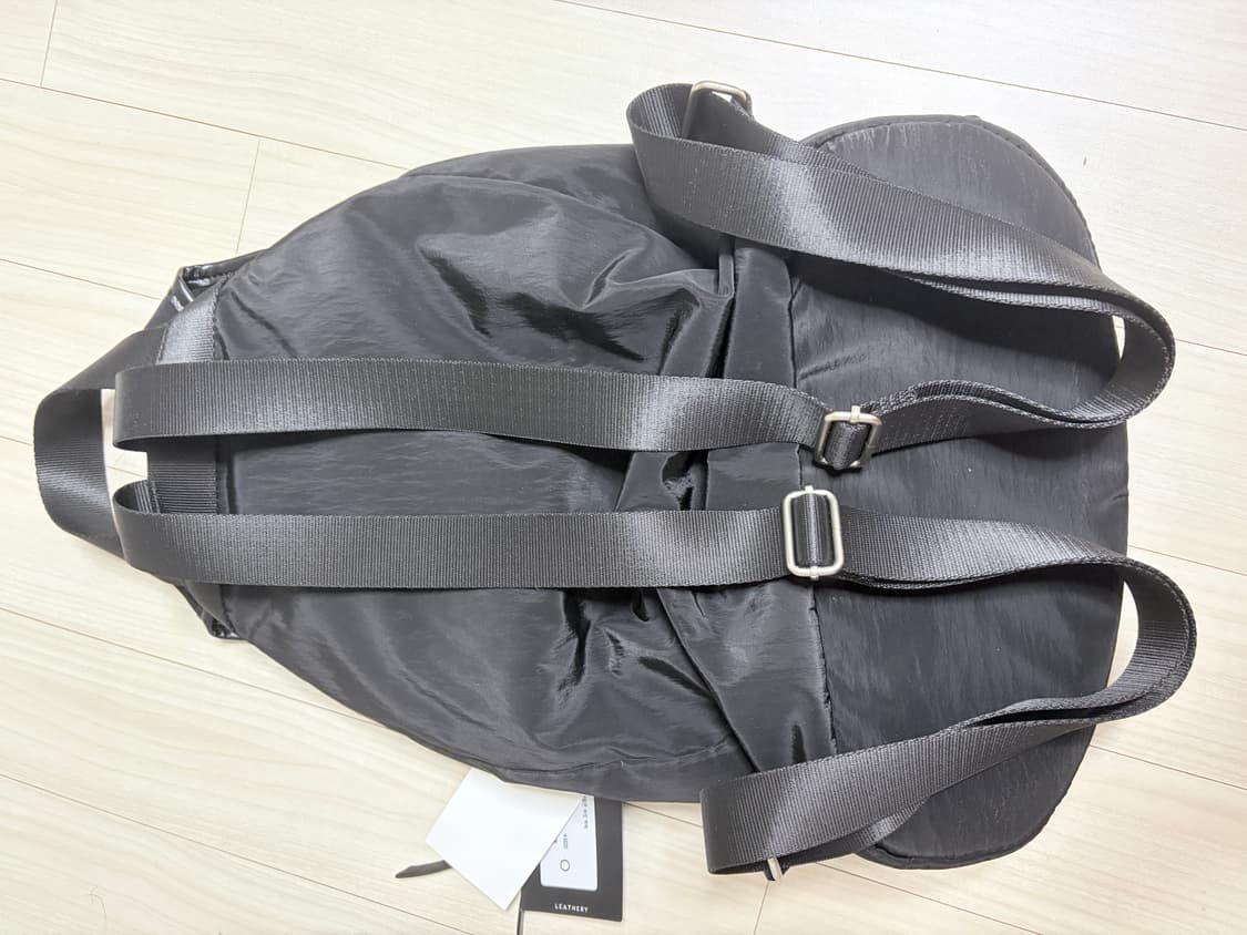 레더리 글로시 나일론 버킷 백팩 [BLACK] 상품이미지8