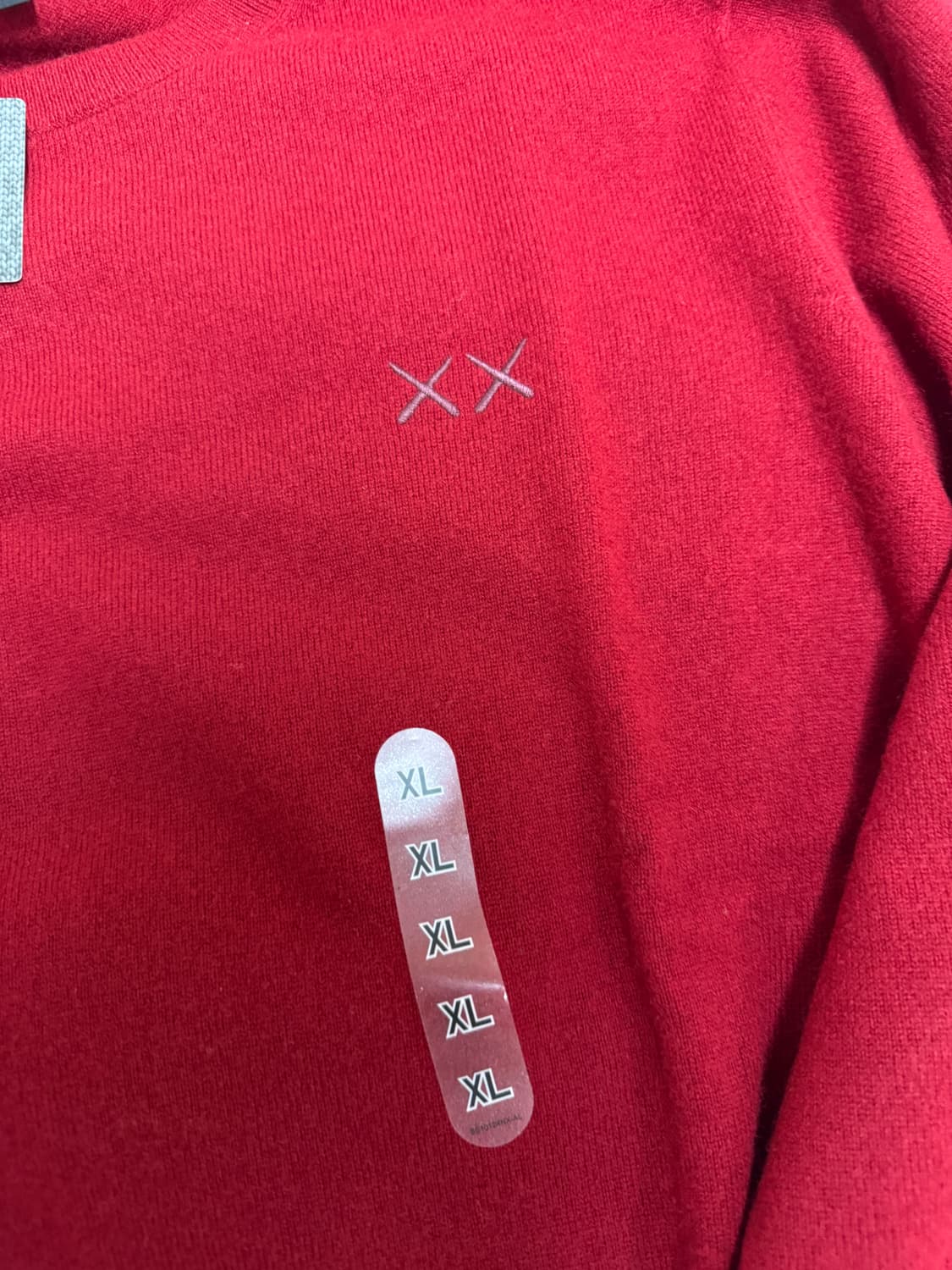 유니클로 KAWS 캐시미어니트 레드(새상품) 상품이미지3