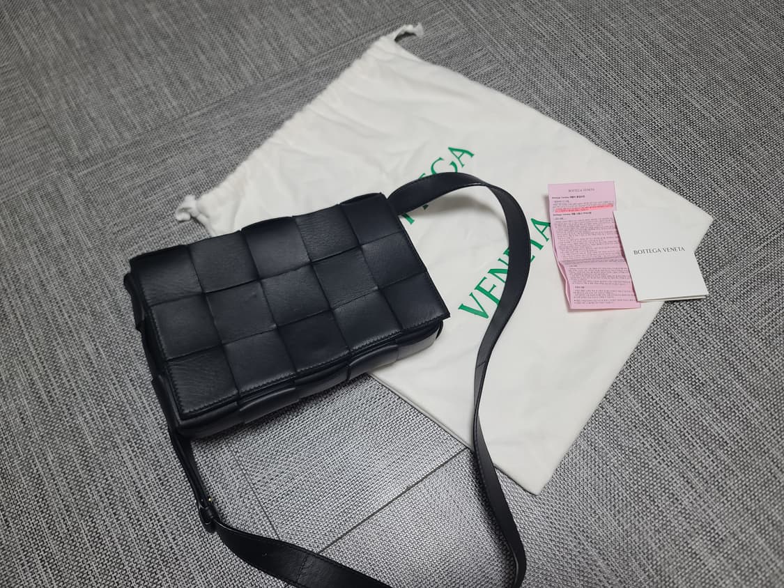 보테가베네타 카세트백 크로스백 블랙 램스킨 레더 스몰 카세트백 상품이미지1