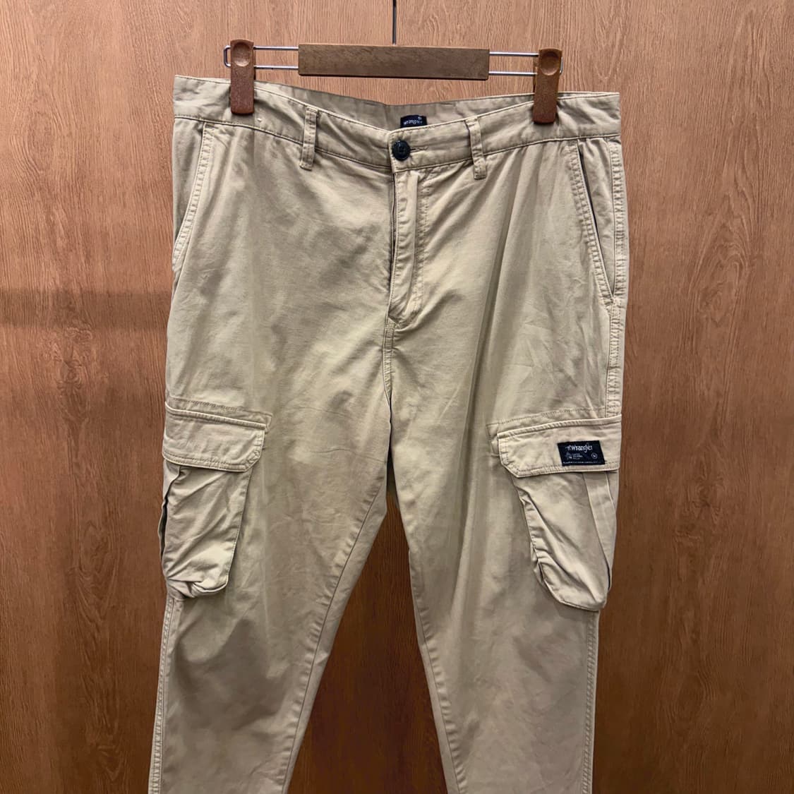 랭글러 카고 팬츠 사이드 플랩 포켓 패치 디테일 슬림 테이퍼드핏 베이지 상품이미지4