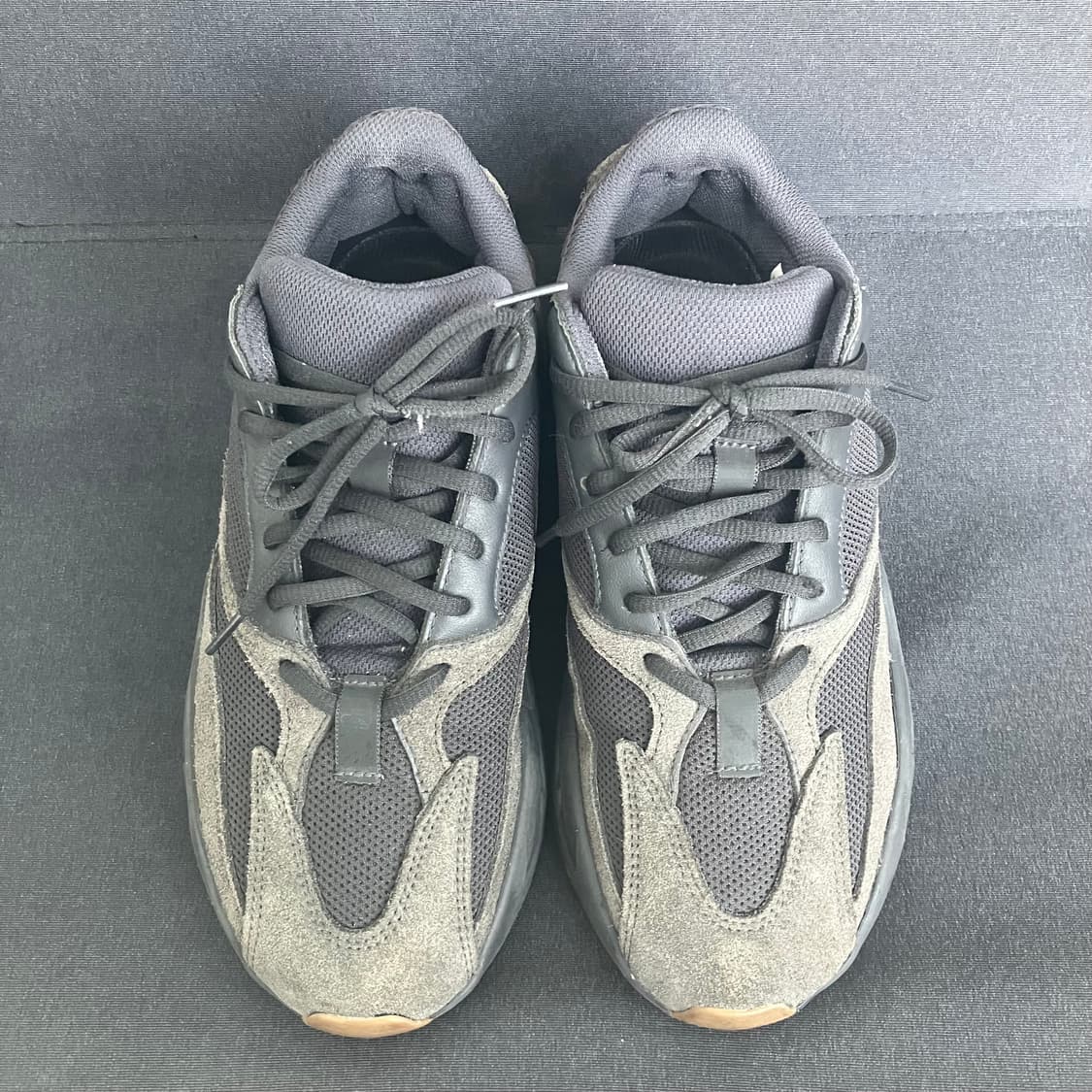 아디다스 이지부스트 700 유틸리티 블랙 상품이미지1