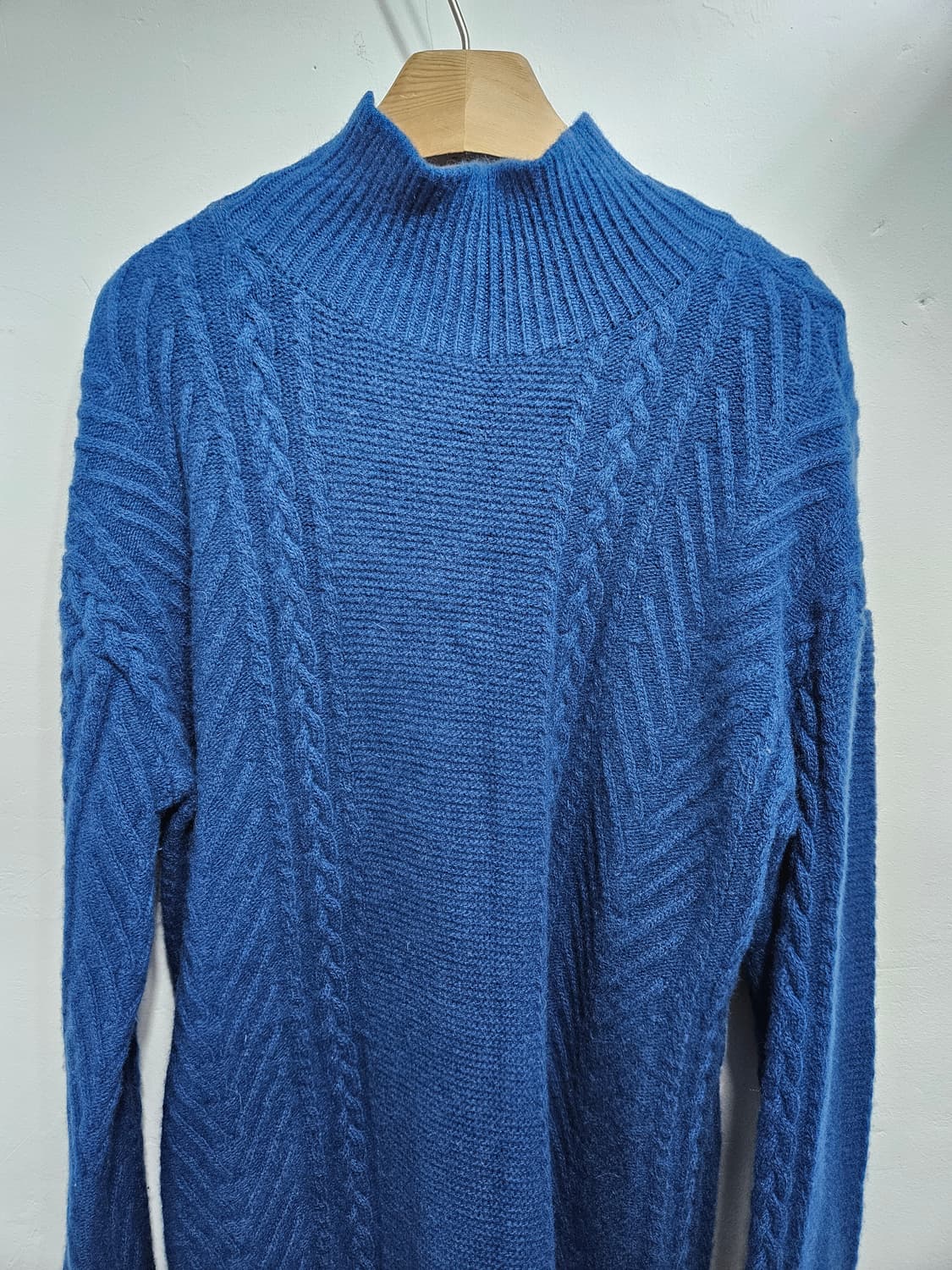 청색 꽈배기 터틀넥 니트 풀오버 상품이미지9