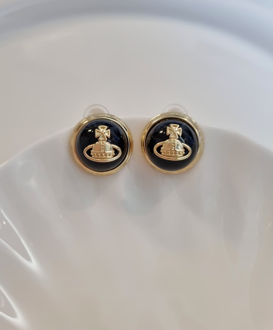 비비안웨스트우드 업사이클링 블랙 엔틱 단추 귀걸이 상품이미지2