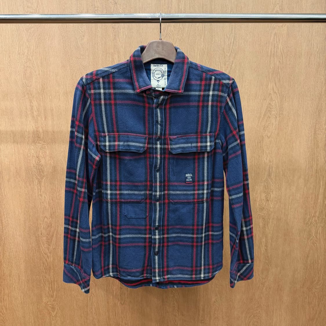 디젤 코튼 긴팔 셔츠 플랩 포켓 로고 자수 패치 디테일 레귤러핏 블루 상품이미지2