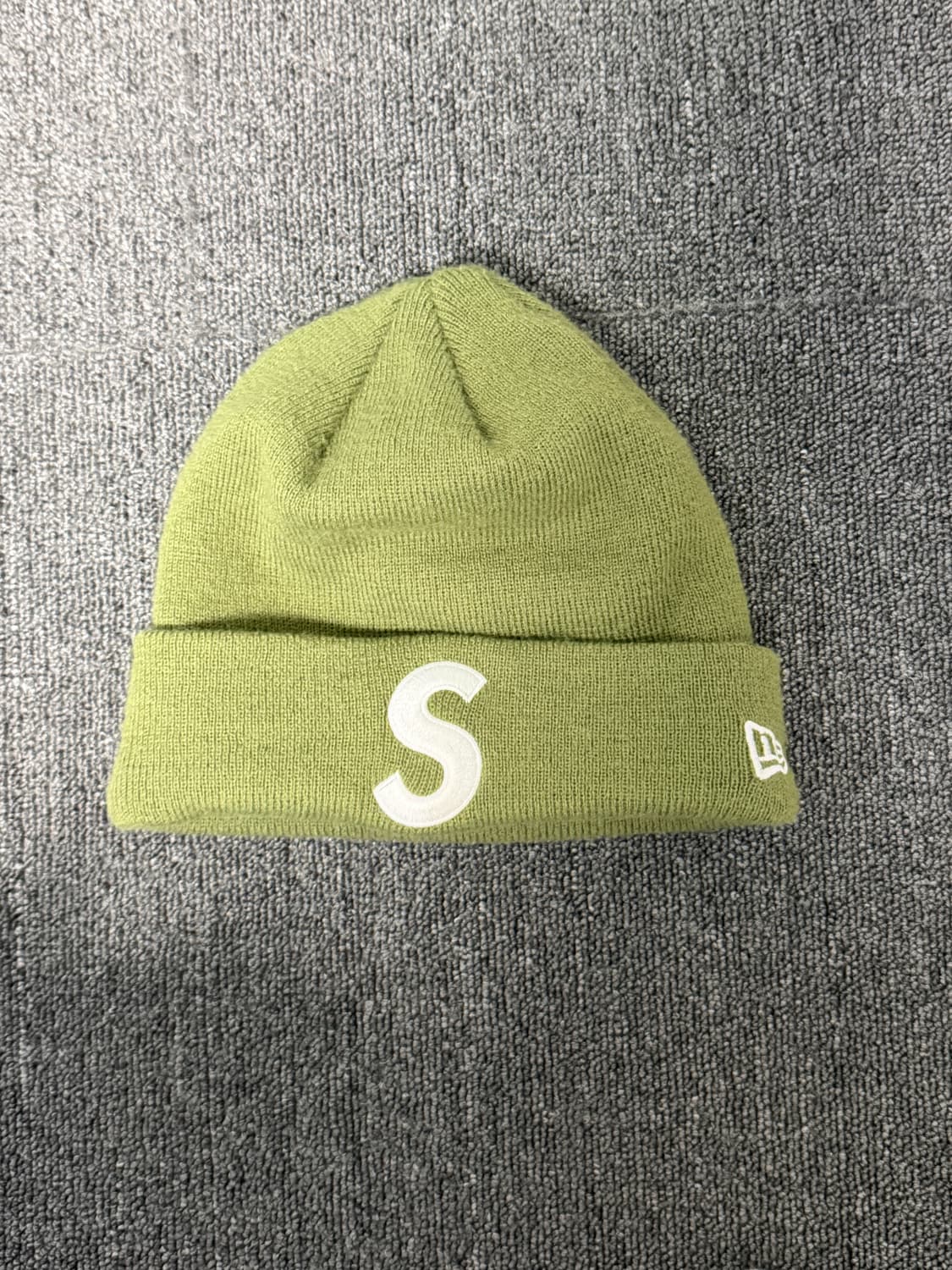 슈프림 뉴에라 S 로고 비니 올리브 상품이미지1