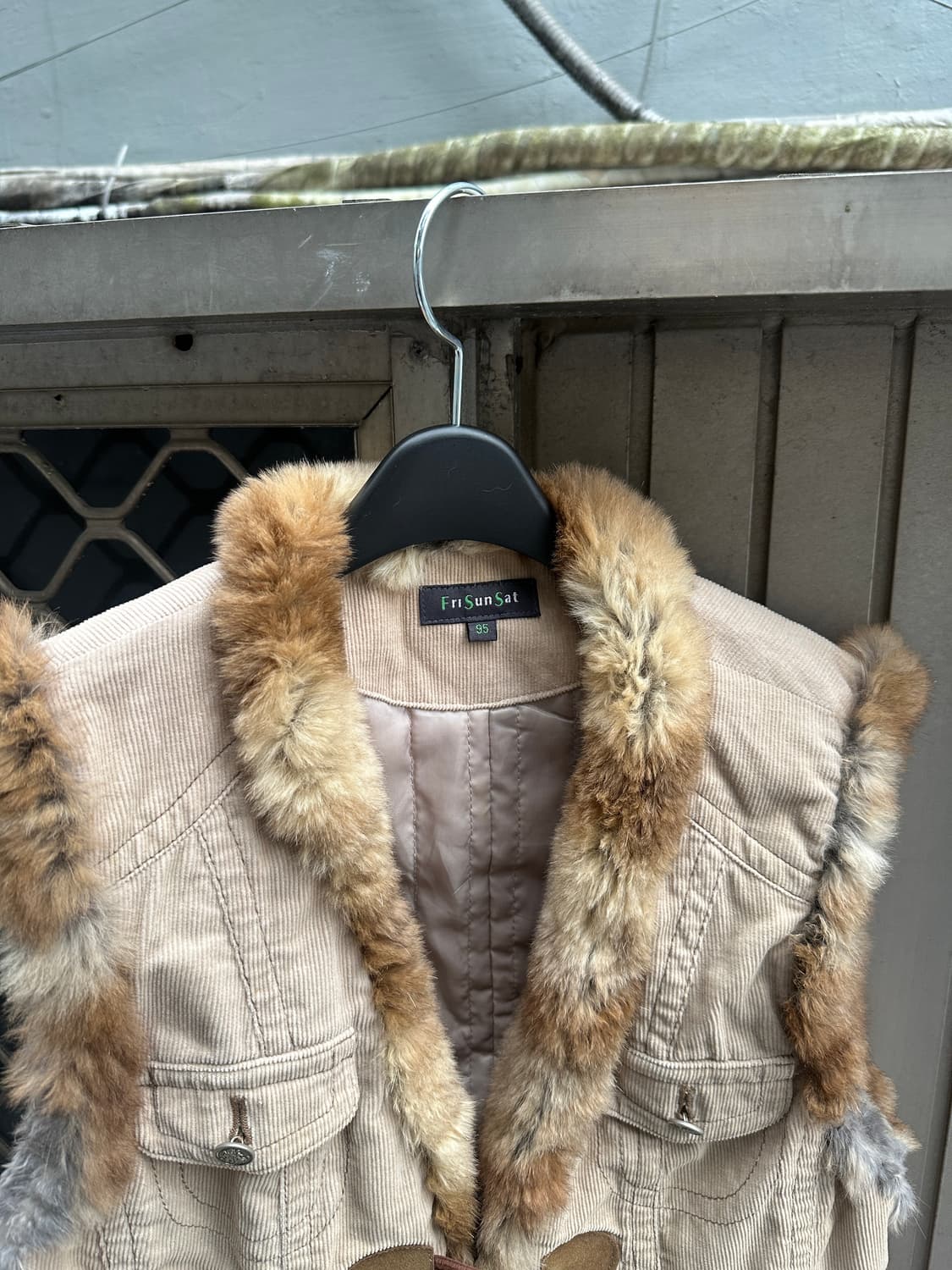 Rabbit fur toggle button crop vest 상품이미지5