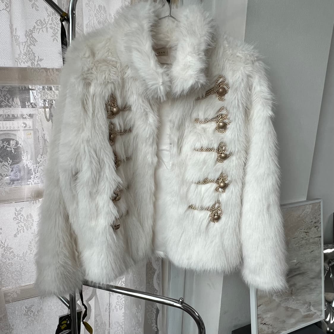 [새상품]금장더블 버튼 아이보리 퍼 자켓 상품이미지3