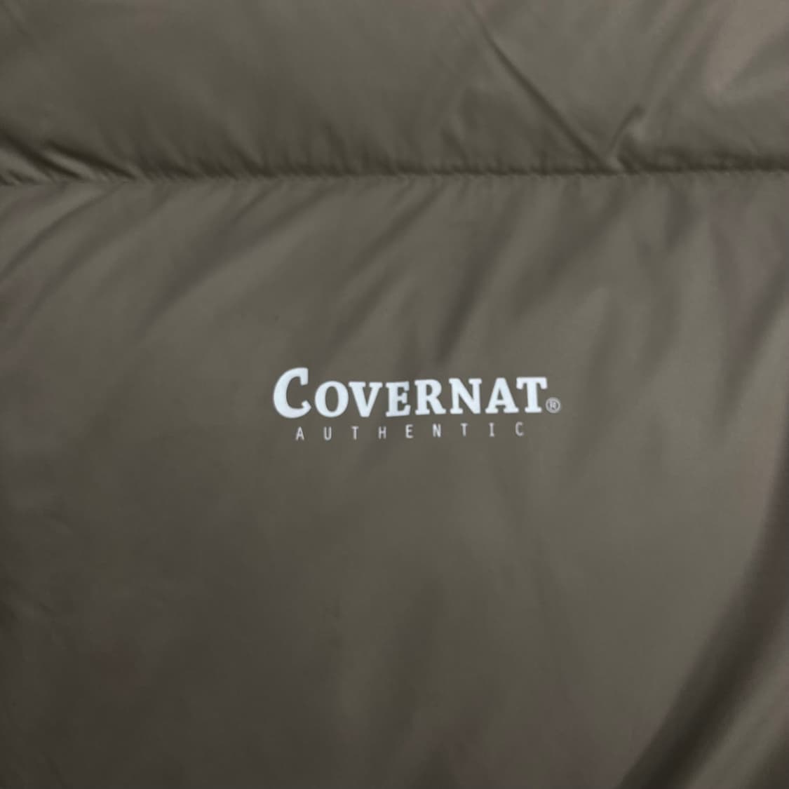 커버낫 베이지 컬러 스몰 로고 덕다운 푸퍼 패딩 상품이미지2