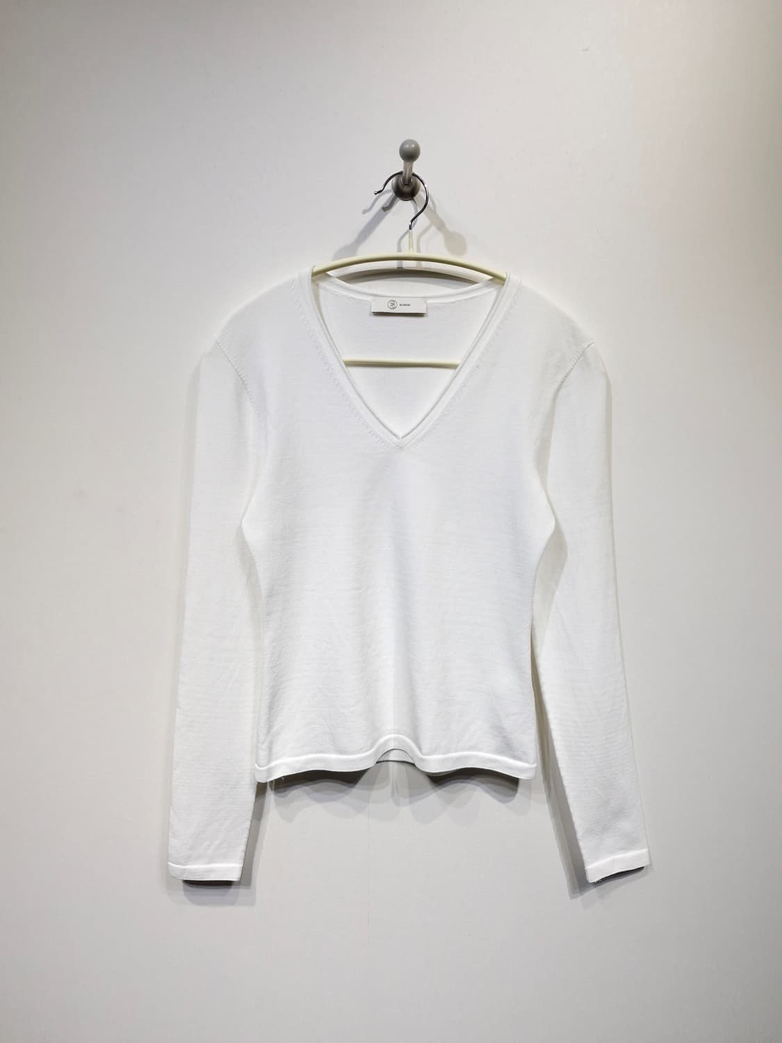 블러썸(BLOSSOM)25SS 홀가먼트 브이넥 니트 상품이미지1