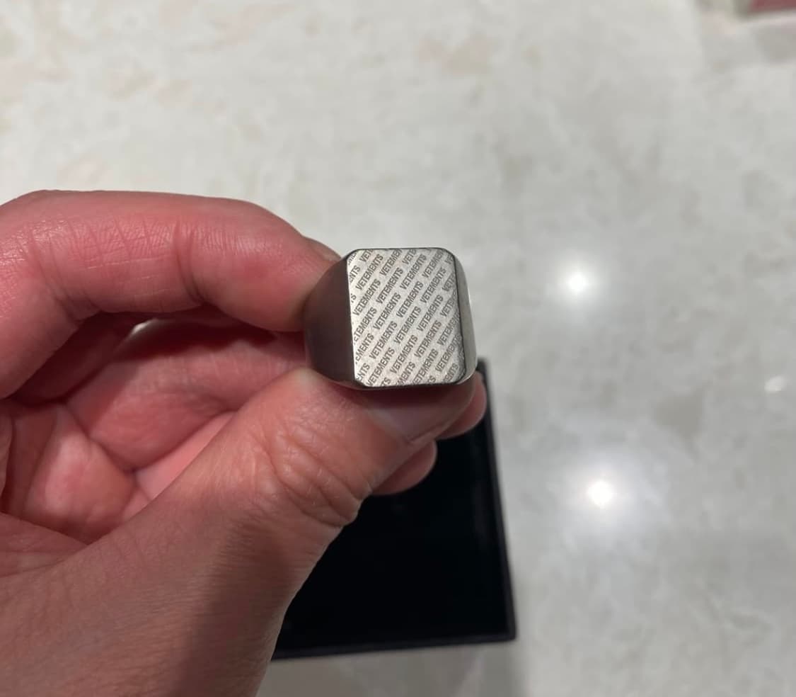 Vetements 베트멍 브라스 모노그램 실버 로고링 상품이미지1