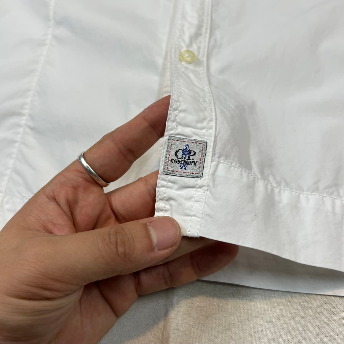 L) C.P. Company 씨피 컴퍼니 화이트 투포켓 반팔 셔츠 상품이미지3