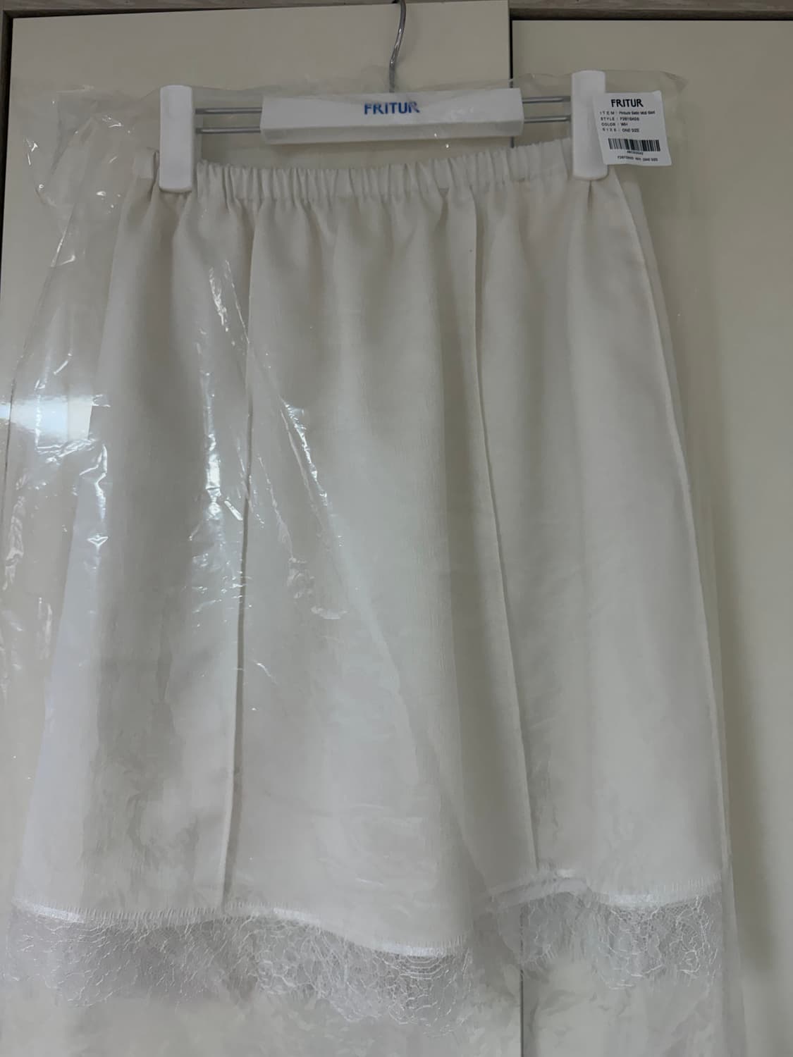 Fritur 프리터 26SS 화이트 새틴 미디스커트 상품이미지5