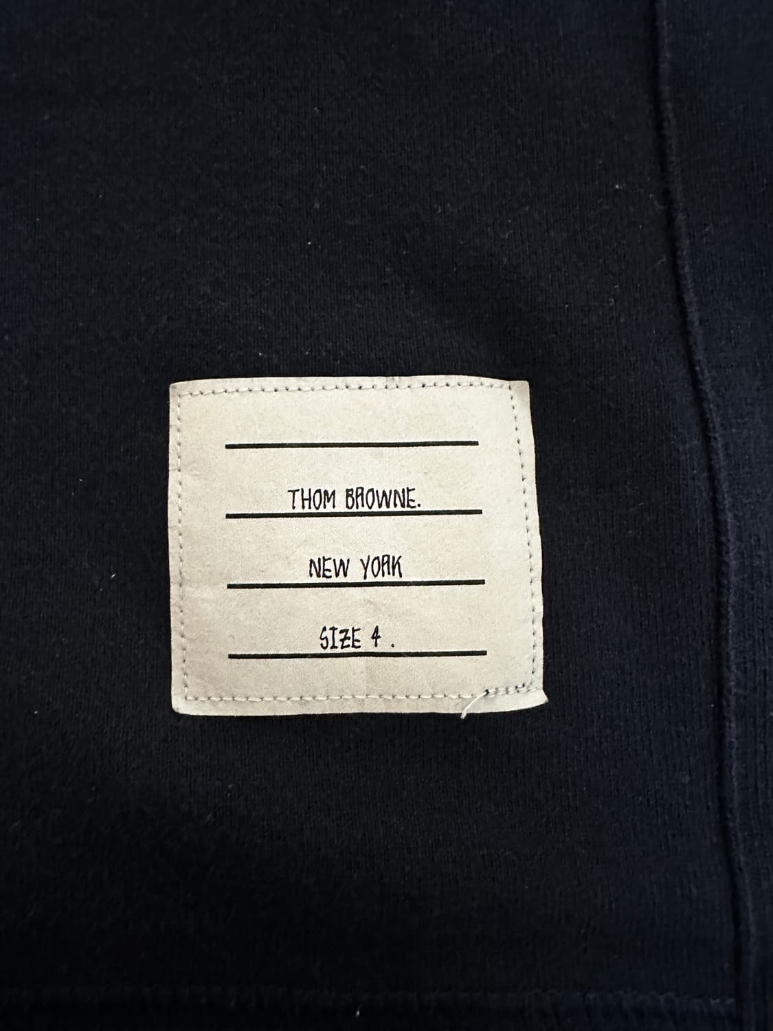 [4/새상품급] 26ss 톰브라운 사선완장 네이비 맨투맨 상품이미지4