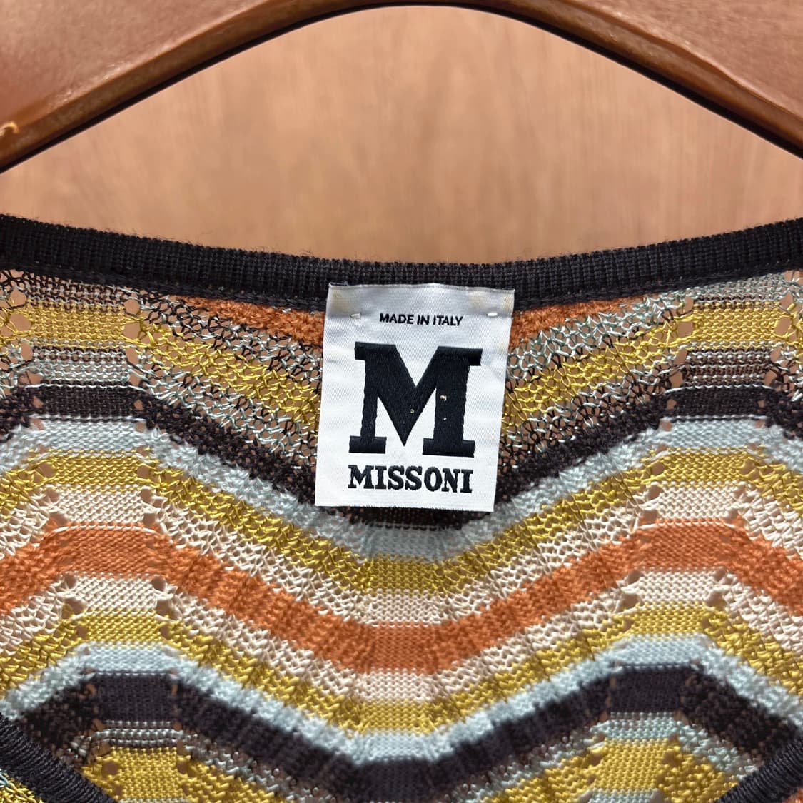 미쏘니 브이넥 니트 미디 원피스 지그재그 스트라이프 패턴 슬림핏 브라운 상품이미지6