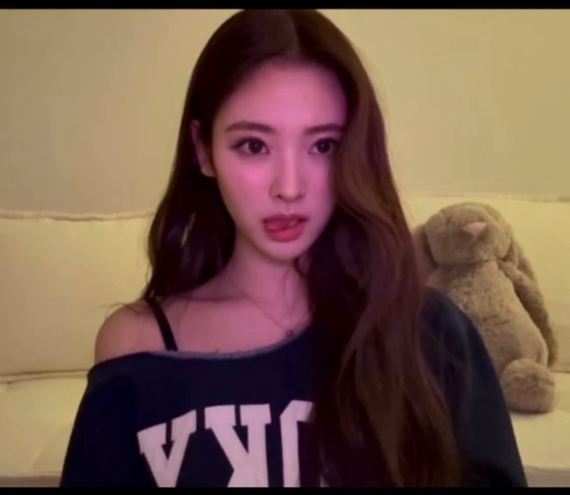 브랜디멜빌 원숄더 네이비 맨투맨 레터링 상하이 상품이미지1