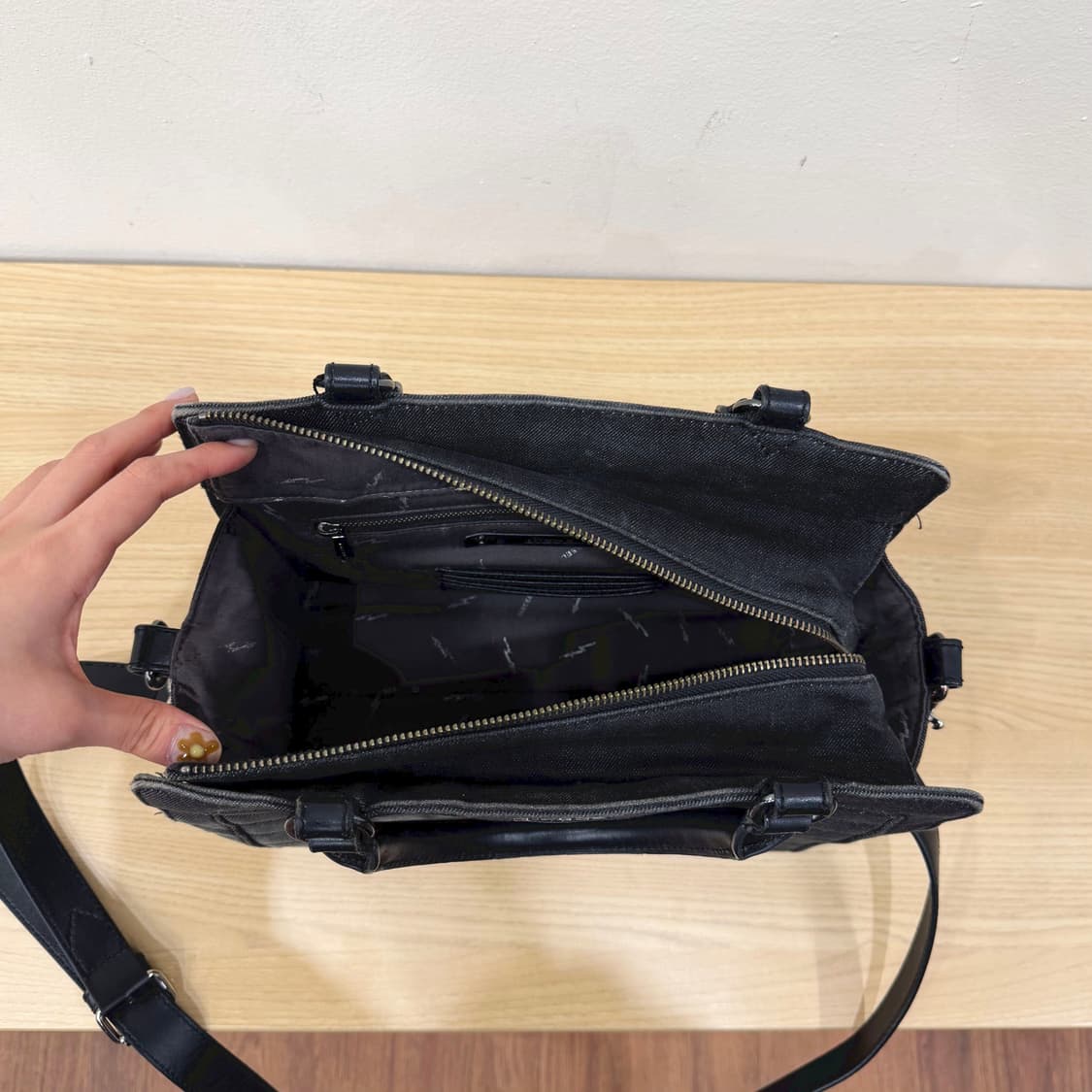 디젤 토트 숄더백 퀼팅 패턴 투웨이 스트랩 지퍼 수납 디테일 블랙 상품이미지5