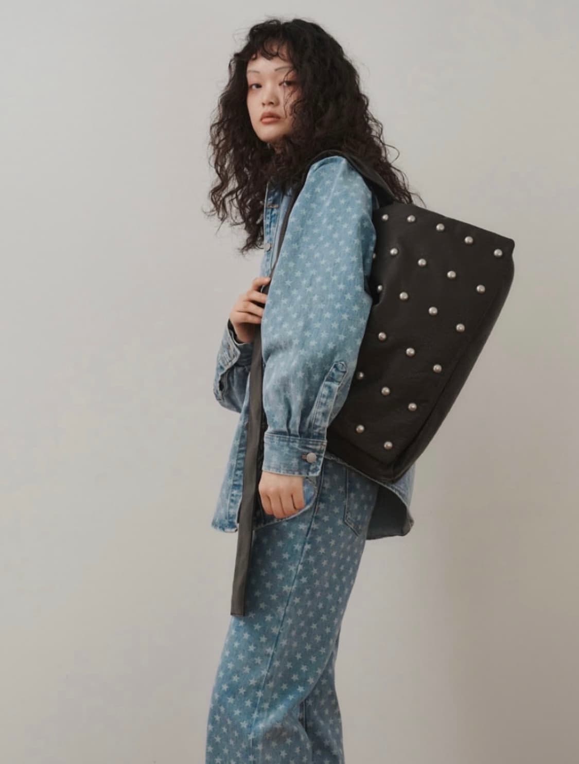 FREAKY STUD LEATHER MESSENGER BAG 상품이미지2