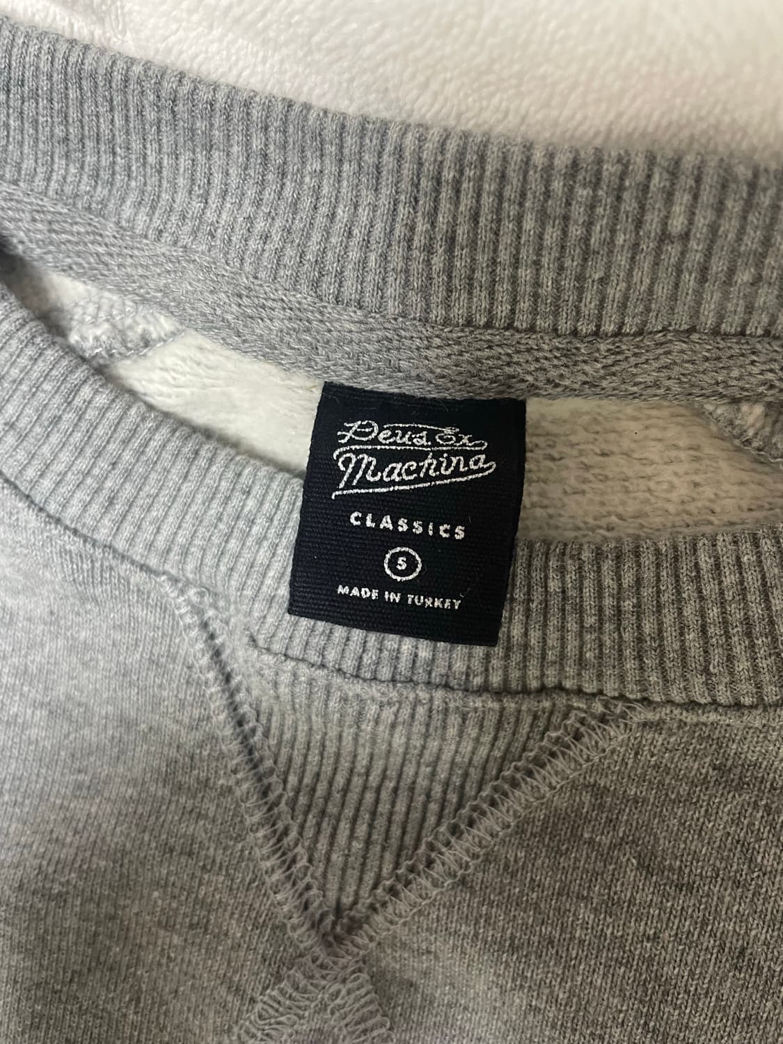 데우스 베니스 맨투맨 팝니다 상품이미지3