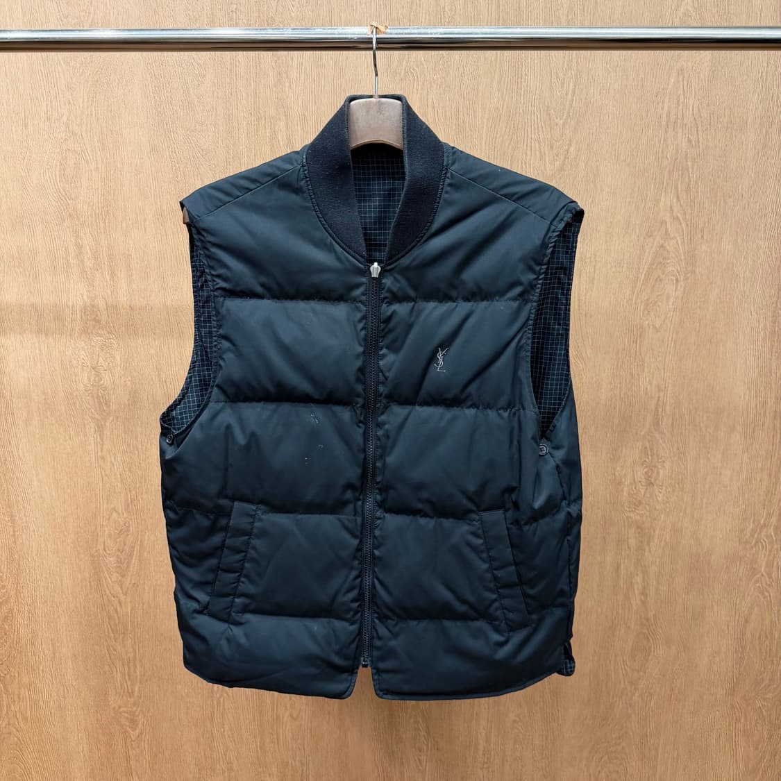 입생로랑 리버시블 패딩 베스트 솔리드 블랙 체크 패턴 로고 디테일 블랙 상품이미지4