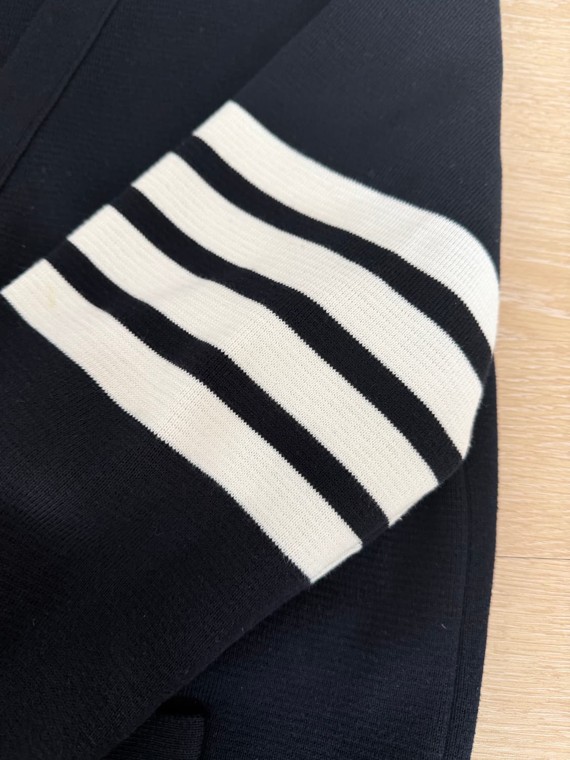 톰브라운 밀라노스티치 금장 가디건 급처합니당 상품이미지3