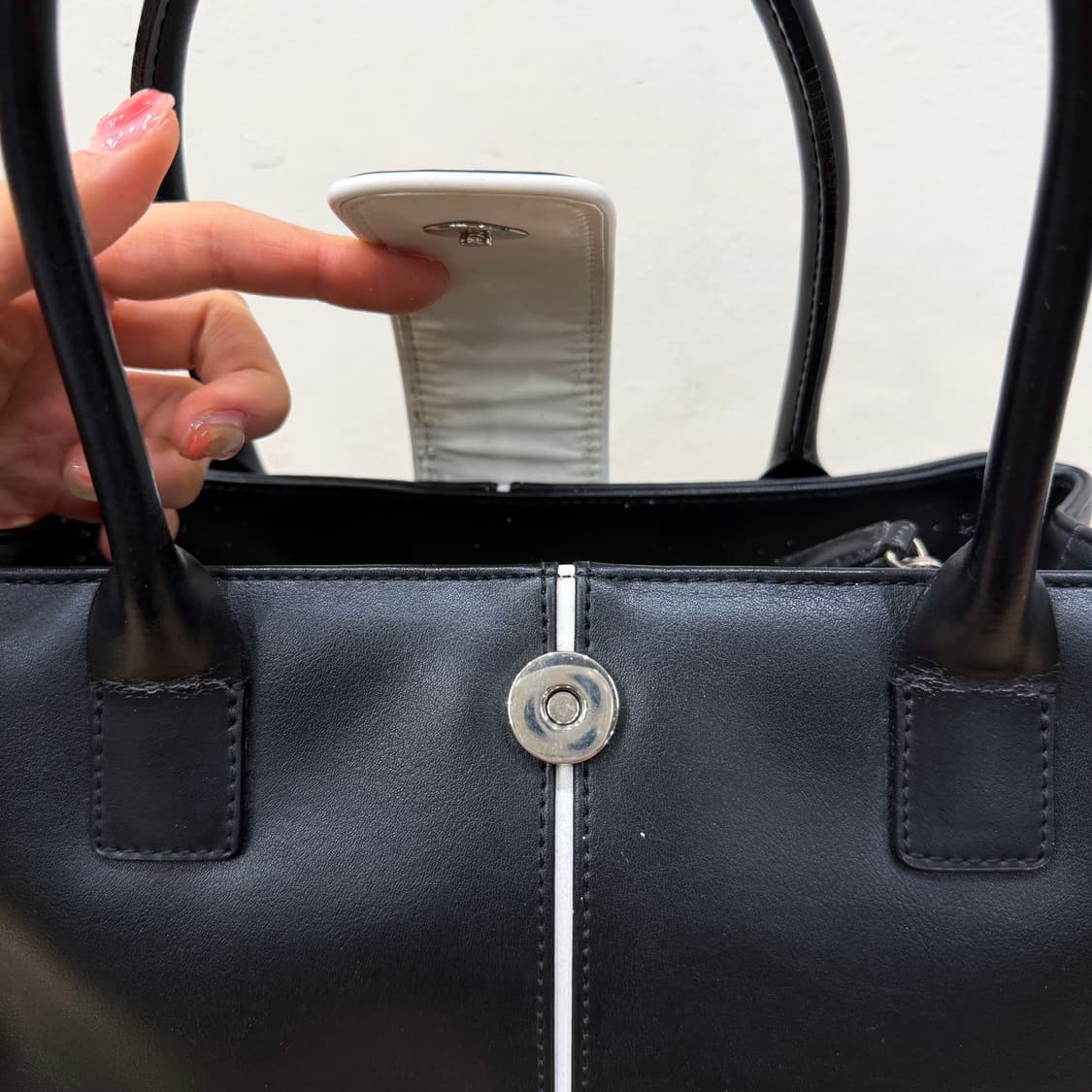 꾸레쥬 레더 스퀘어 토트백 화이트 파이핑 로고 스트랩 디테일 블랙 상품이미지7