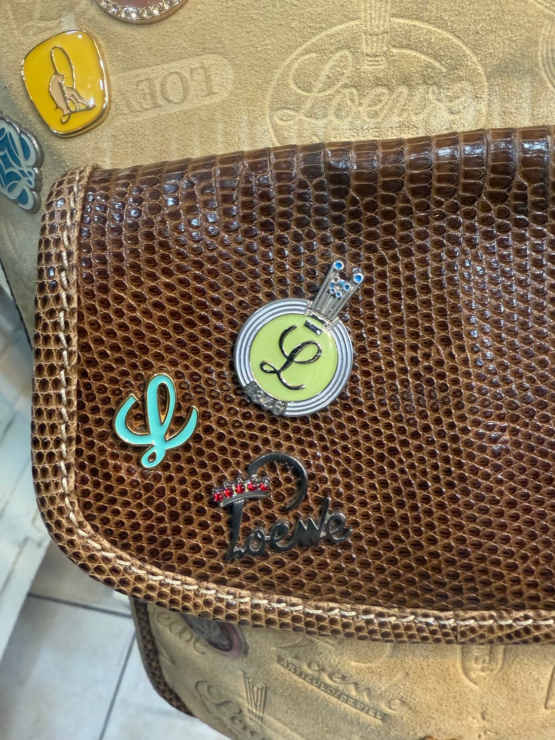 정품 로에베 160주년기념 판 배지 크로스백 팝니다 상품이미지3