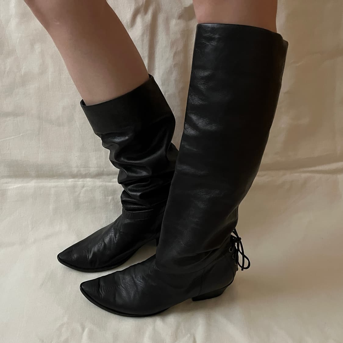 츠모리치사토 백 레이스업 슬라우치 부츠 상품이미지1