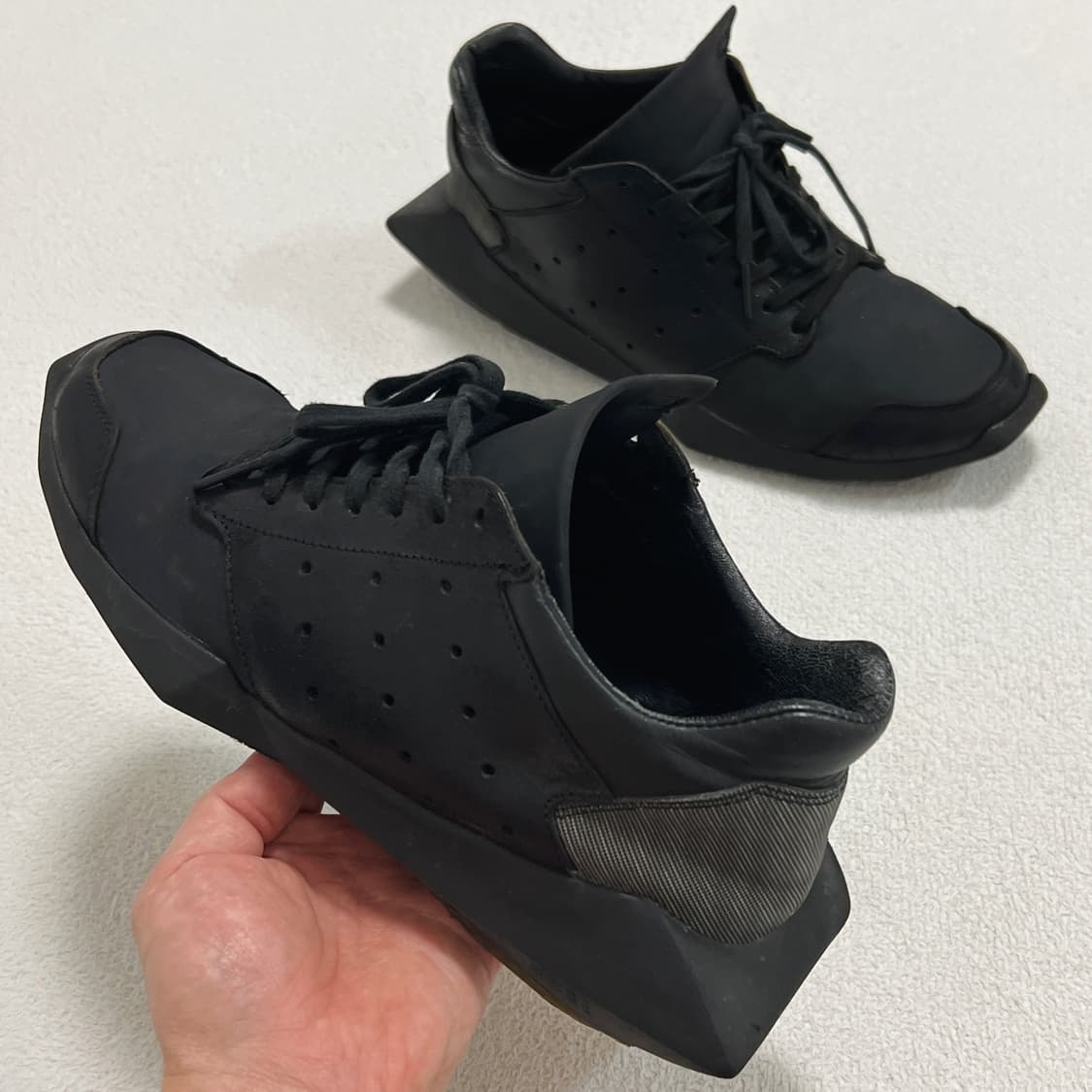 릭오웬스 아디다스 테크러너 트리플 블랙 상품이미지4