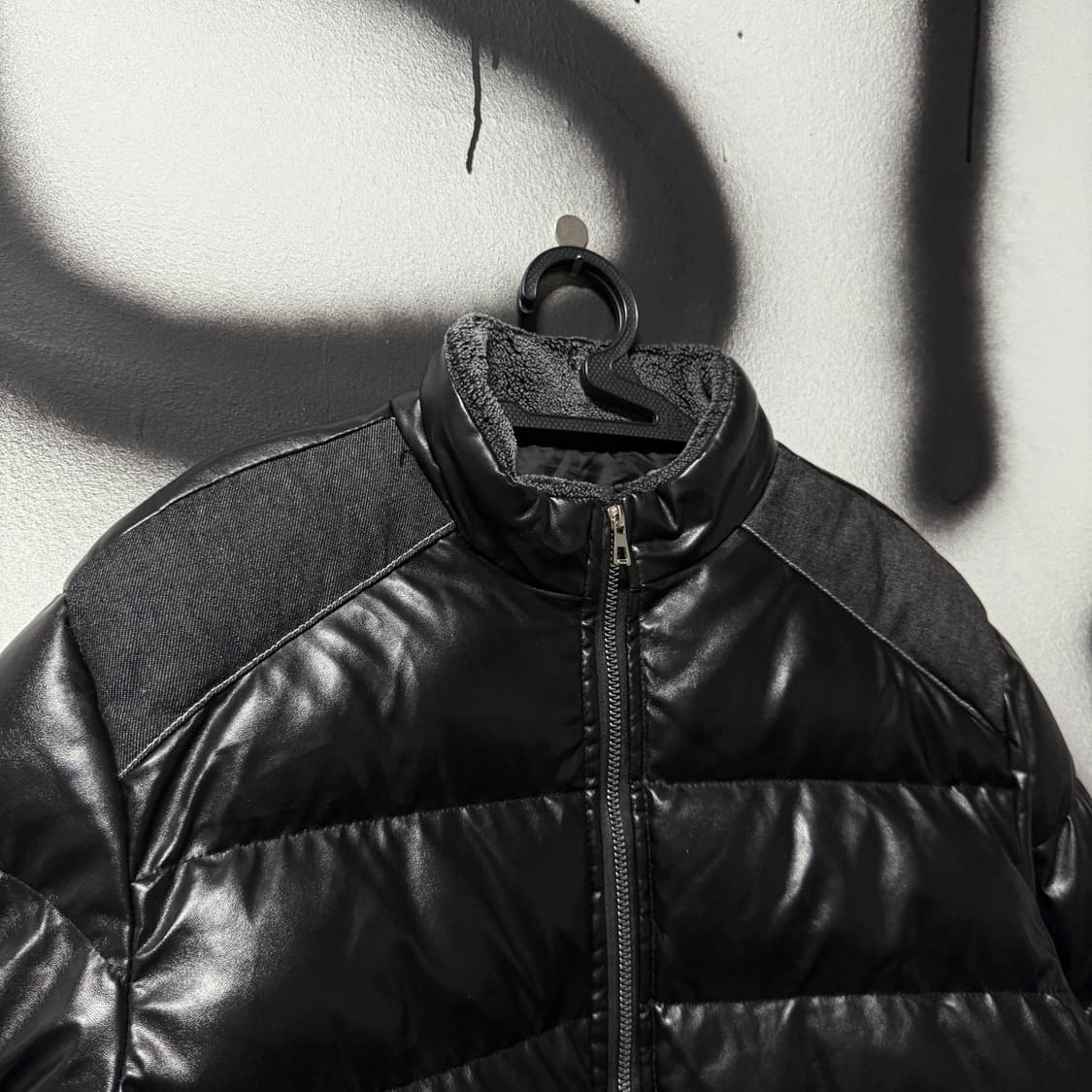 VTG 빈티지 데님 디테일 유광 페이크 레더 다운 점퍼 상품이미지3